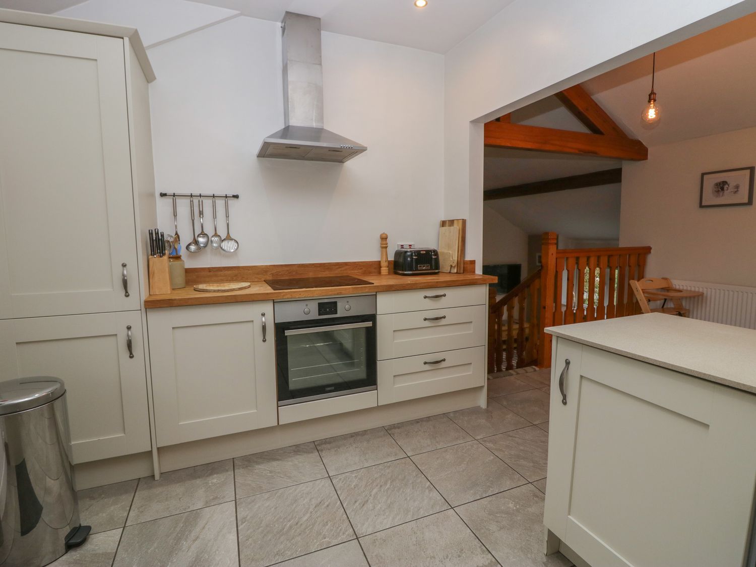 Riverside, Kendal, Cumbria. Hot tub. Woodburning stove. Freestanding bath. Family friendly. Smart TV