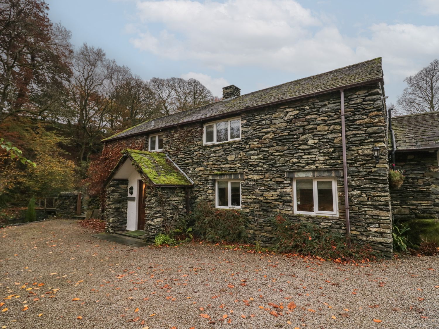 Riverside, Kendal, Cumbria. Hot tub. Woodburning stove. Freestanding bath. Family friendly. Smart TV