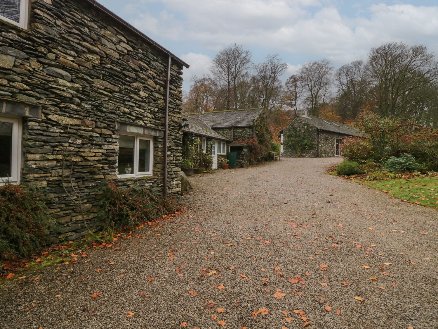 Riverside, Kendal, Cumbria. Hot tub. Woodburning stove. Freestanding bath. Family friendly. Smart TV