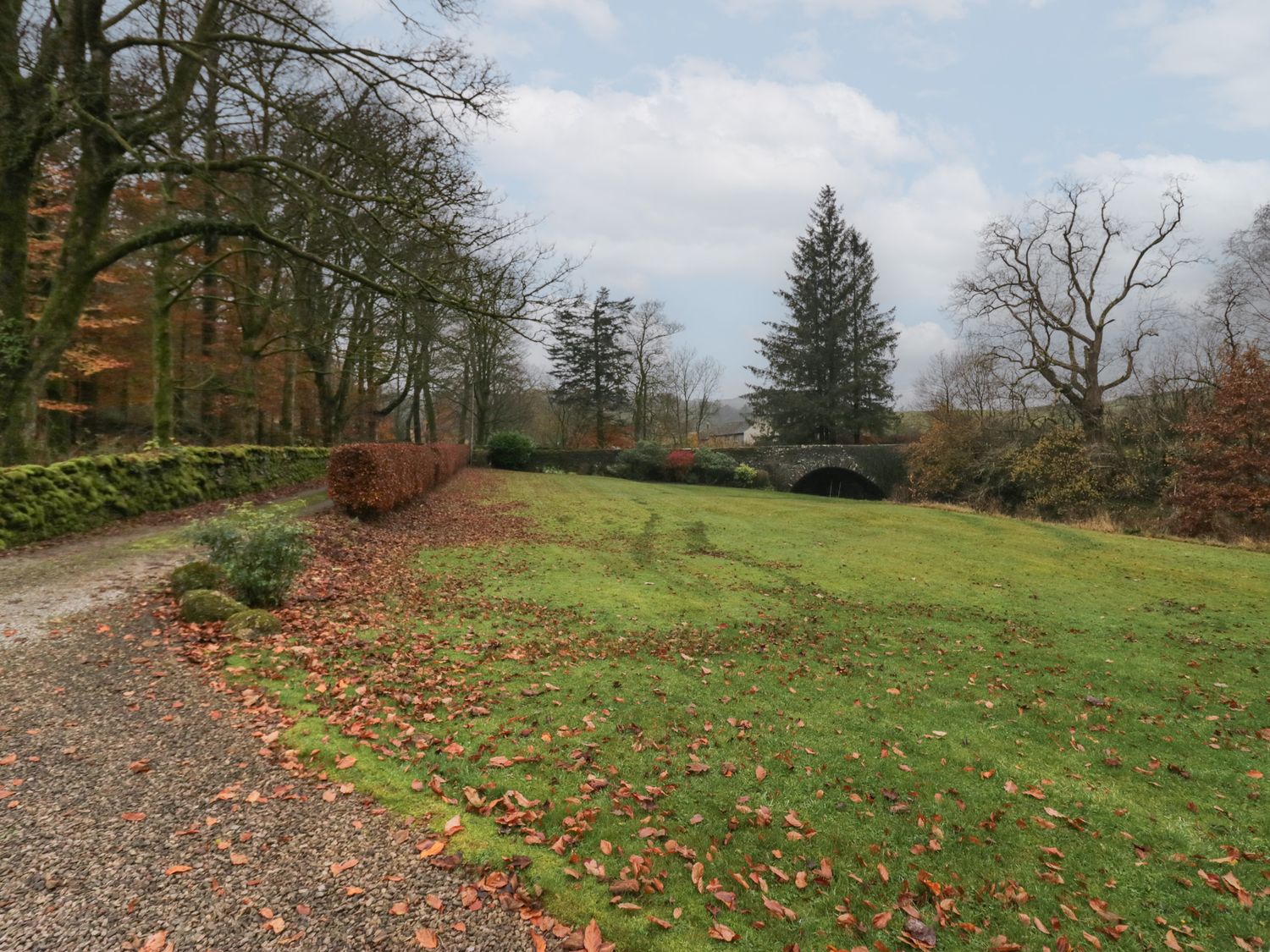 Riverside, Kendal, Cumbria. Hot tub. Woodburning stove. Freestanding bath. Family friendly. Smart TV