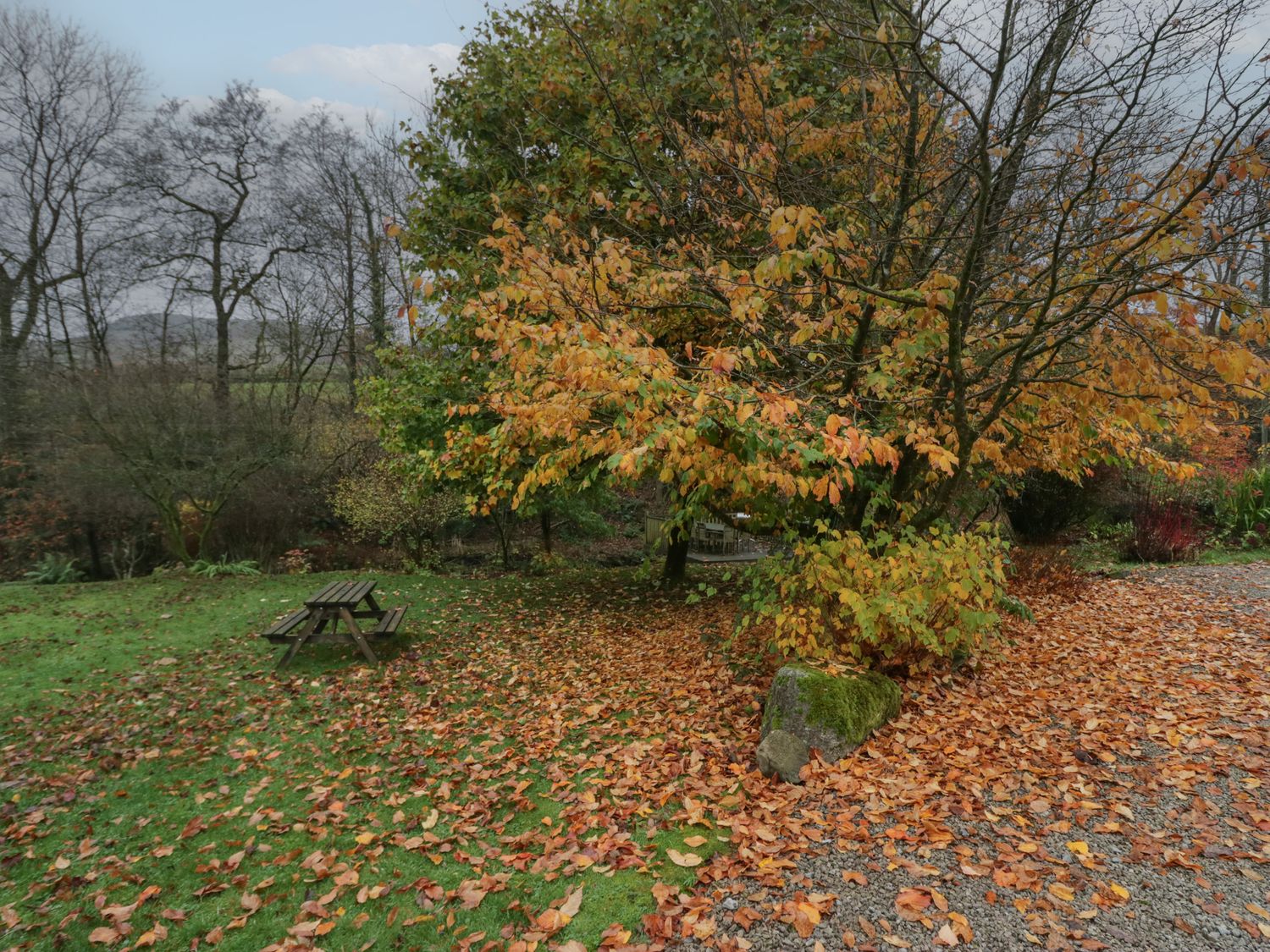 Riverside, Kendal, Cumbria. Hot tub. Woodburning stove. Freestanding bath. Family friendly. Smart TV