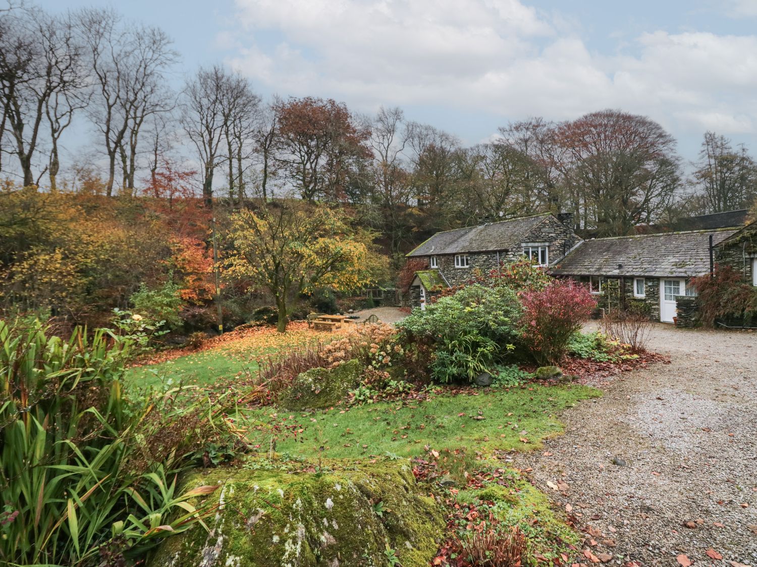 Riverside, Kendal, Cumbria. Hot tub. Woodburning stove. Freestanding bath. Family friendly. Smart TV