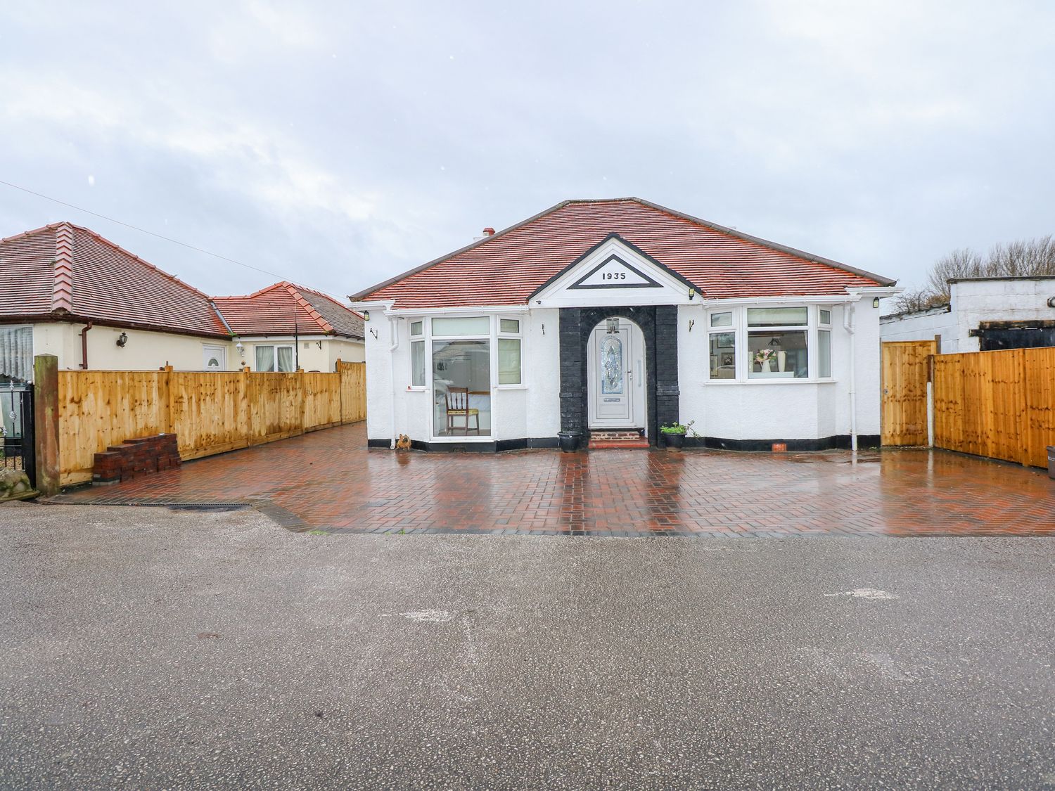 Brimrod, Talacre, Flintshire. Hot tub. Near beach and amenities. Enclosed garden. Three pets allowed