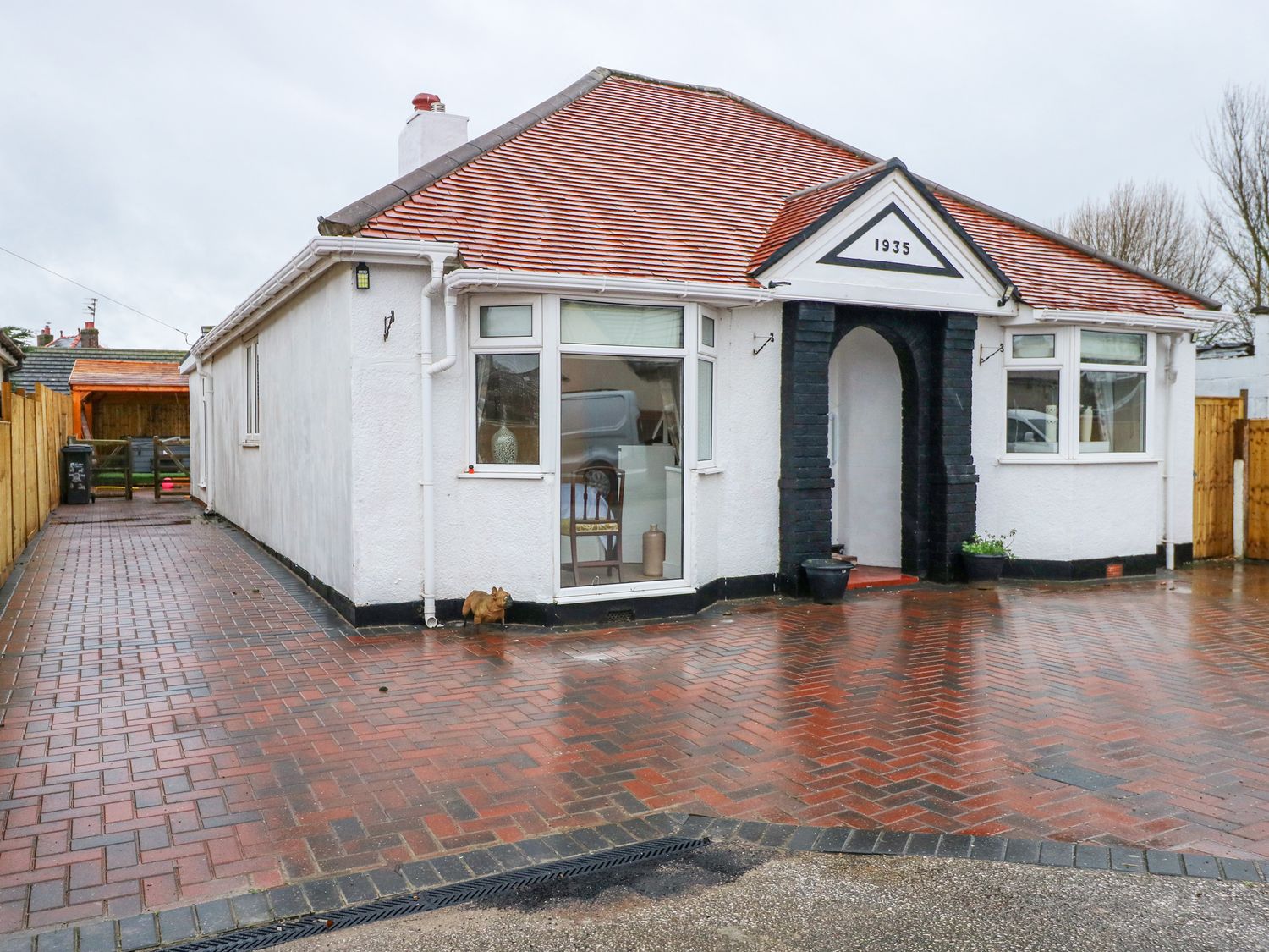 Brimrod, Talacre, Flintshire. Hot tub. Near beach and amenities. Enclosed garden. Three pets allowed