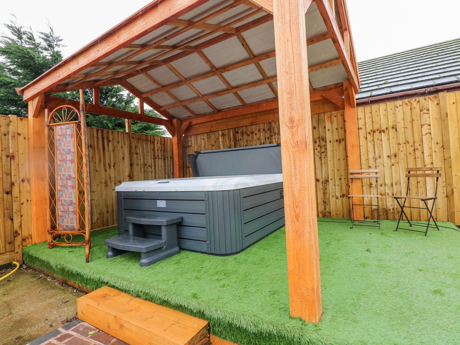 Brimrod, Talacre, Flintshire. Hot tub. Near beach and amenities. Enclosed garden. Three pets allowed