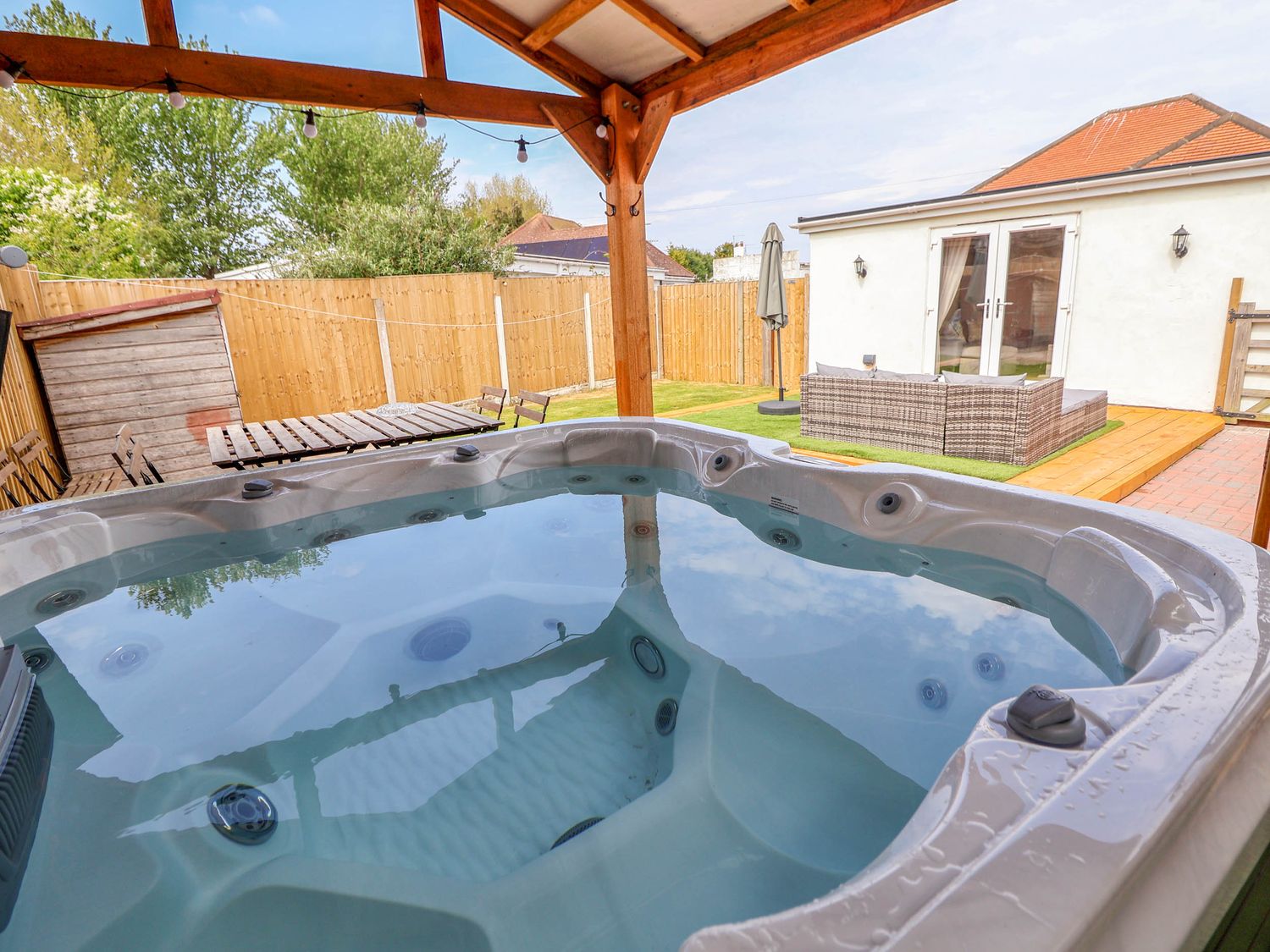 Brimrod, Talacre, Flintshire. Hot tub. Near beach and amenities. Enclosed garden. Three pets allowed