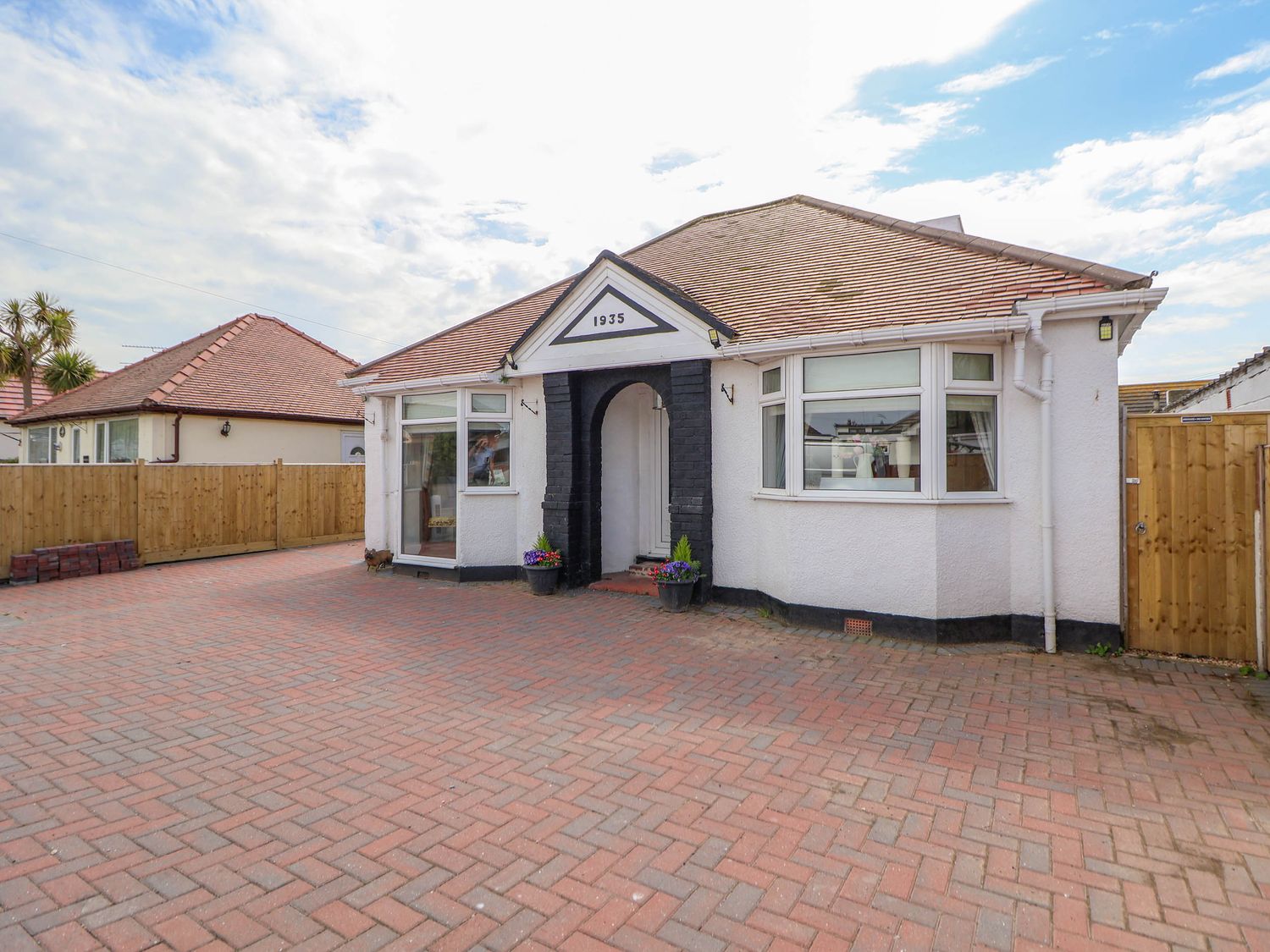 Brimrod, Talacre, Flintshire. Hot tub. Near beach and amenities. Enclosed garden. Three pets allowed