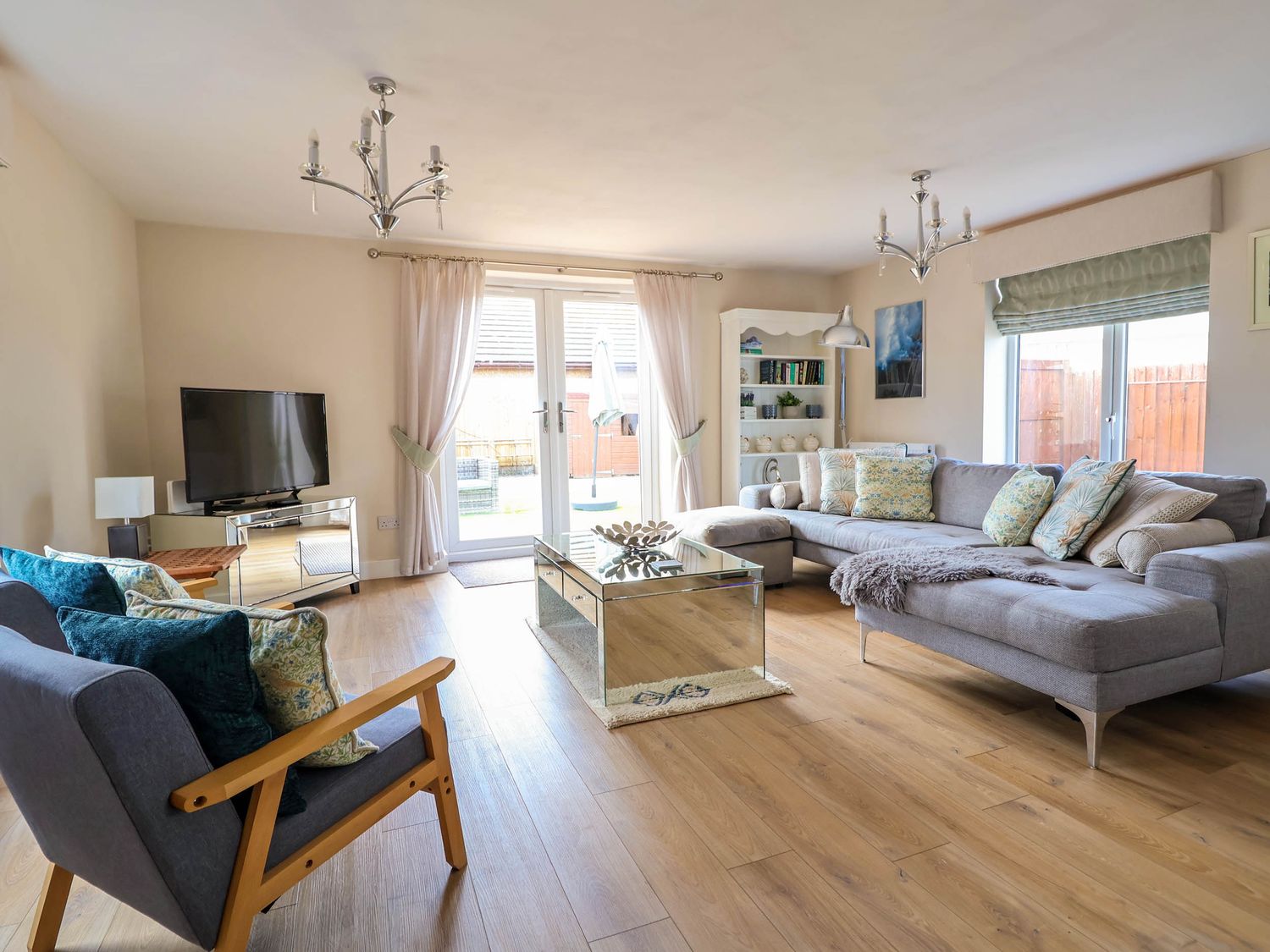 Brimrod, Talacre, Flintshire. Hot tub. Near beach and amenities. Enclosed garden. Three pets allowed