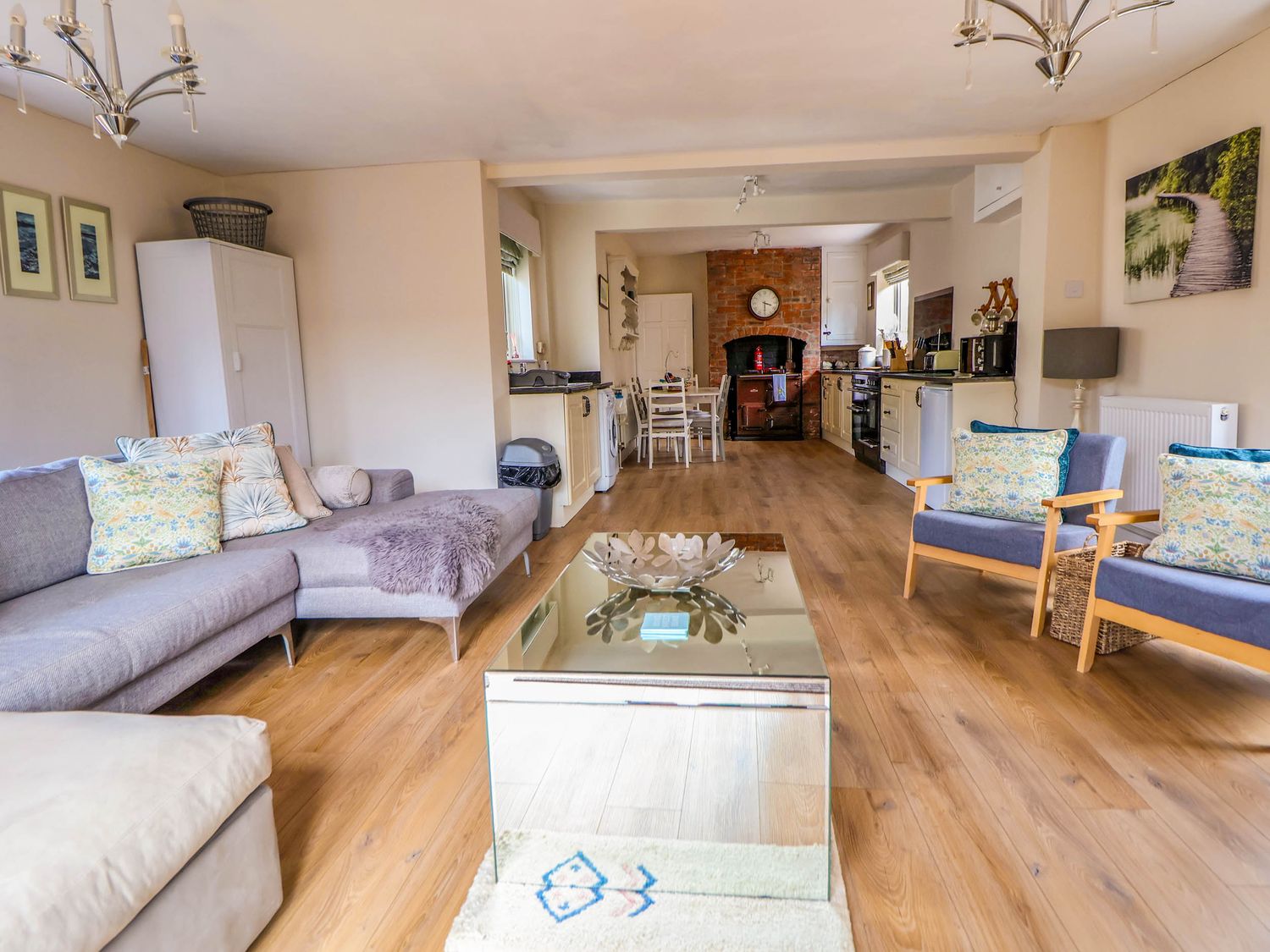Brimrod, Talacre, Flintshire. Hot tub. Near beach and amenities. Enclosed garden. Three pets allowed