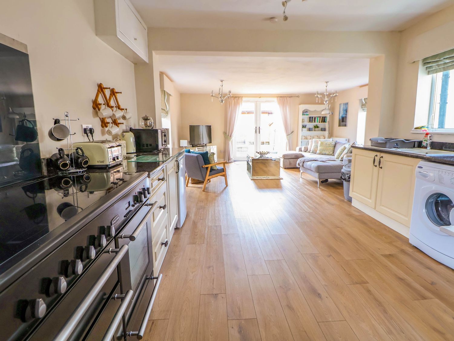 Brimrod, Talacre, Flintshire. Hot tub. Near beach and amenities. Enclosed garden. Three pets allowed