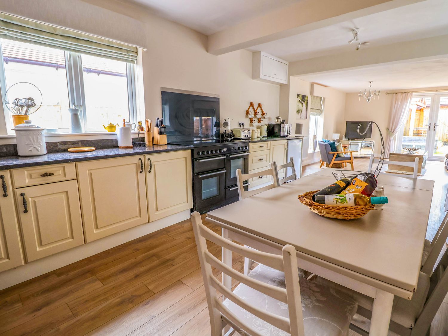Brimrod, Talacre, Flintshire. Hot tub. Near beach and amenities. Enclosed garden. Three pets allowed