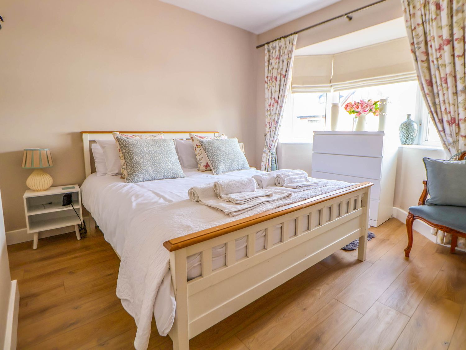 Brimrod, Talacre, Flintshire. Hot tub. Near beach and amenities. Enclosed garden. Three pets allowed