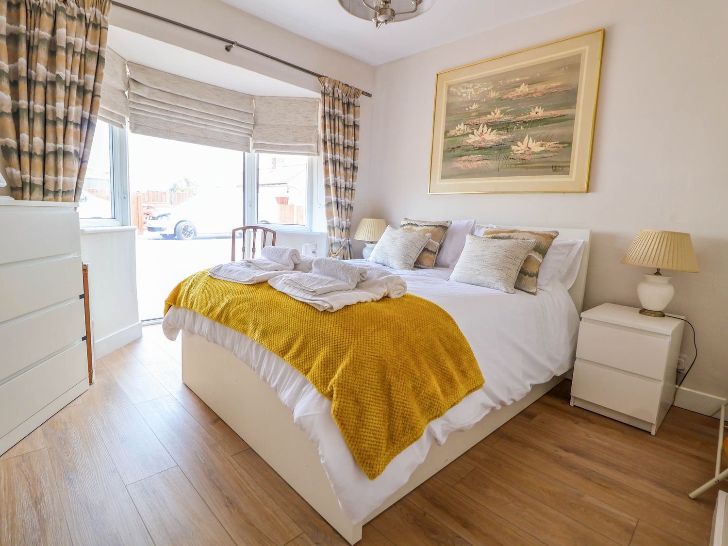 Brimrod, Talacre, Flintshire. Hot tub. Near beach and amenities. Enclosed garden. Three pets allowed