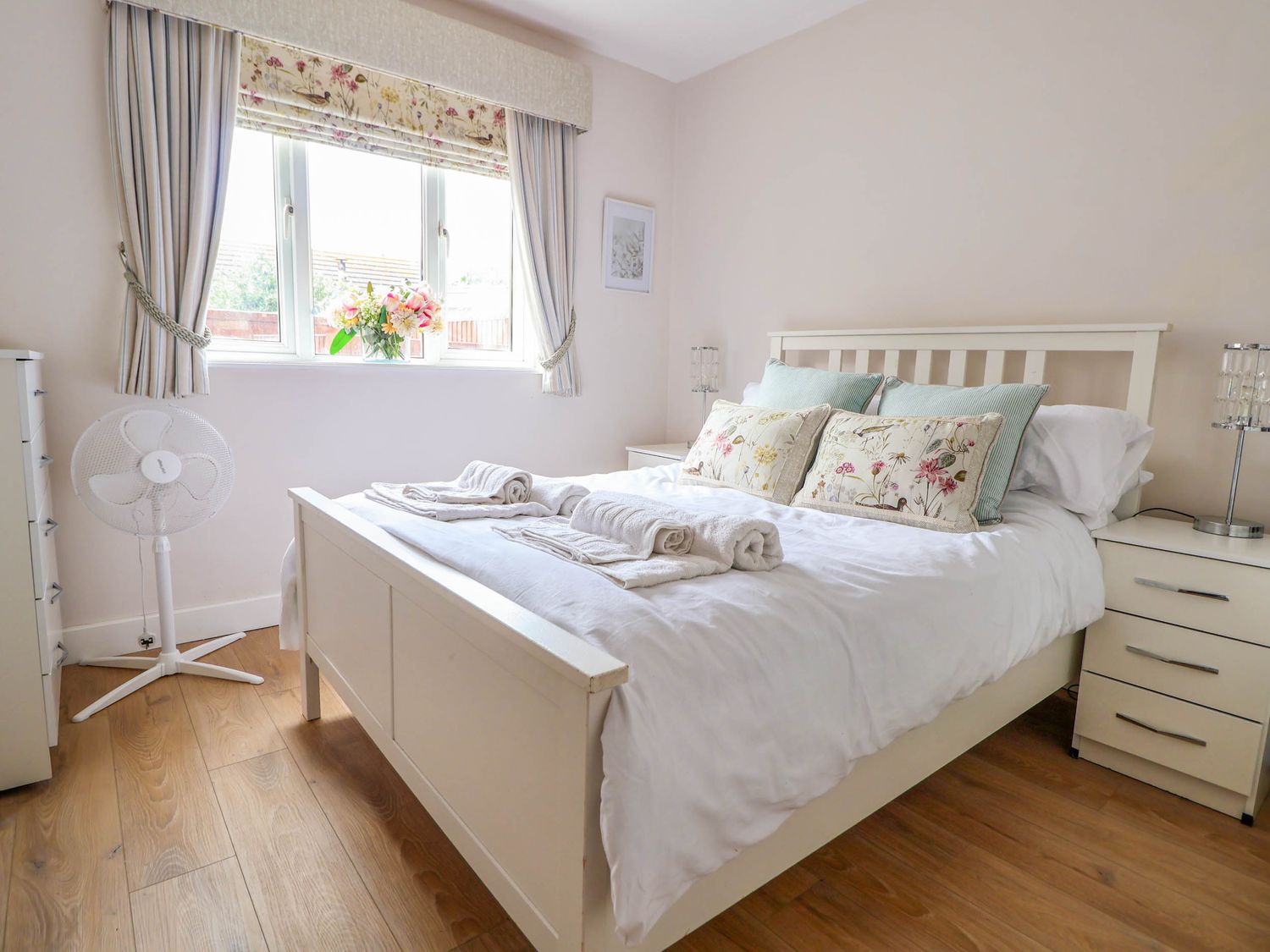 Brimrod, Talacre, Flintshire. Hot tub. Near beach and amenities. Enclosed garden. Three pets allowed