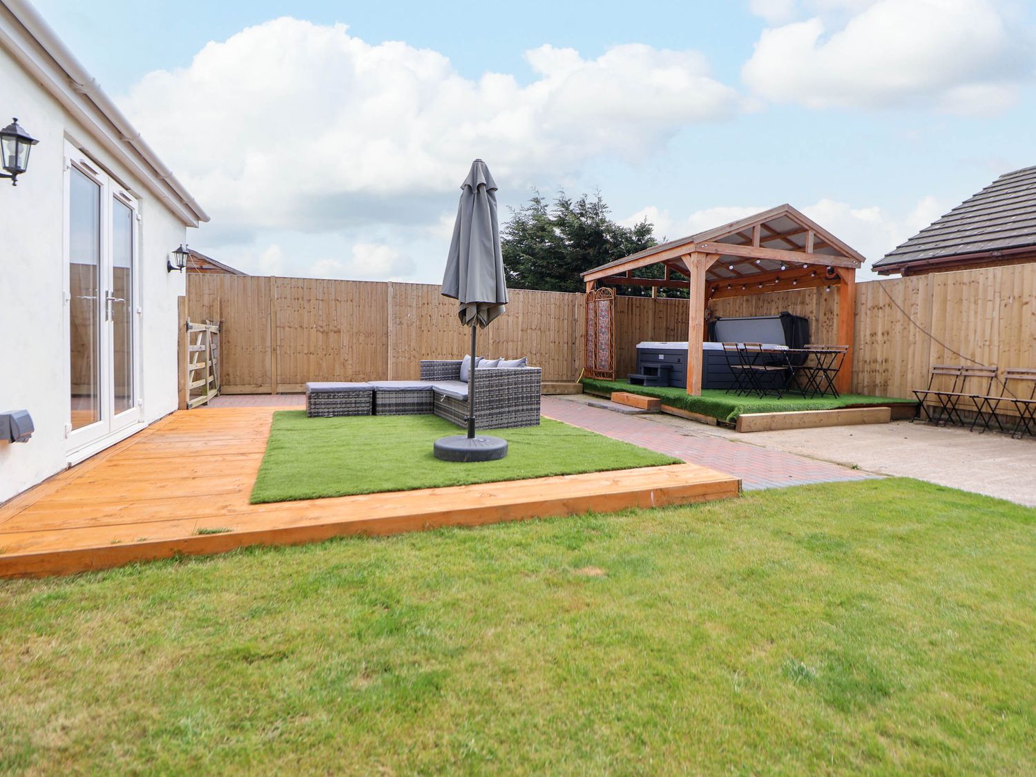Brimrod, Talacre, Flintshire. Hot tub. Near beach and amenities. Enclosed garden. Three pets allowed