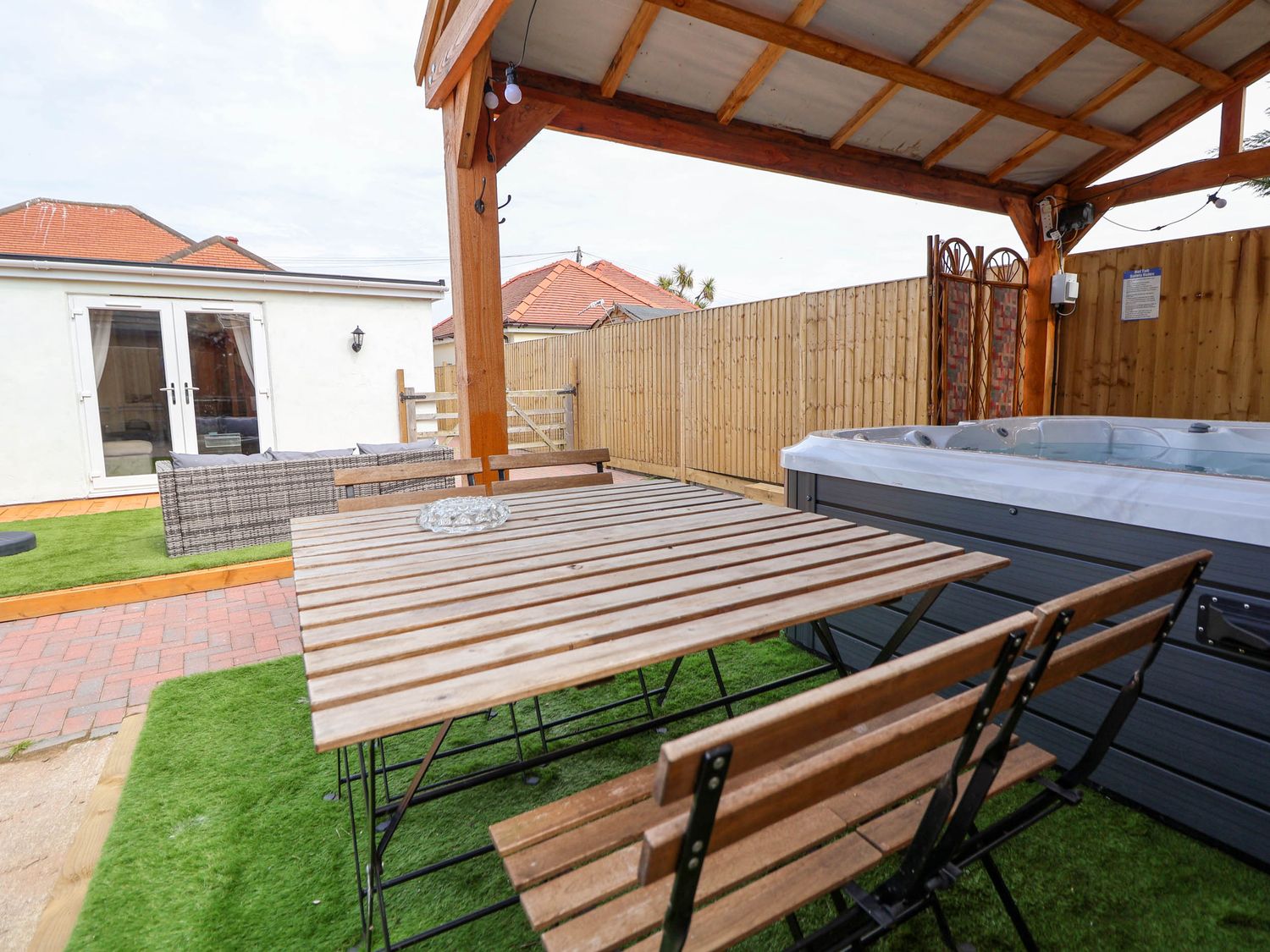 Brimrod, Talacre, Flintshire. Hot tub. Near beach and amenities. Enclosed garden. Three pets allowed