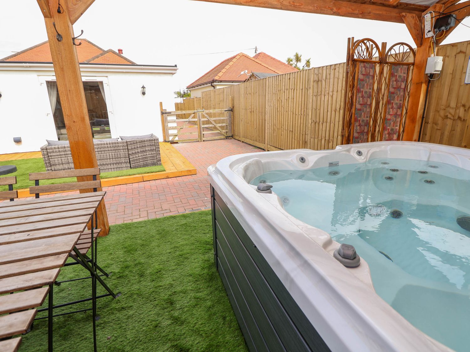Brimrod, Talacre, Flintshire. Hot tub. Near beach and amenities. Enclosed garden. Three pets allowed