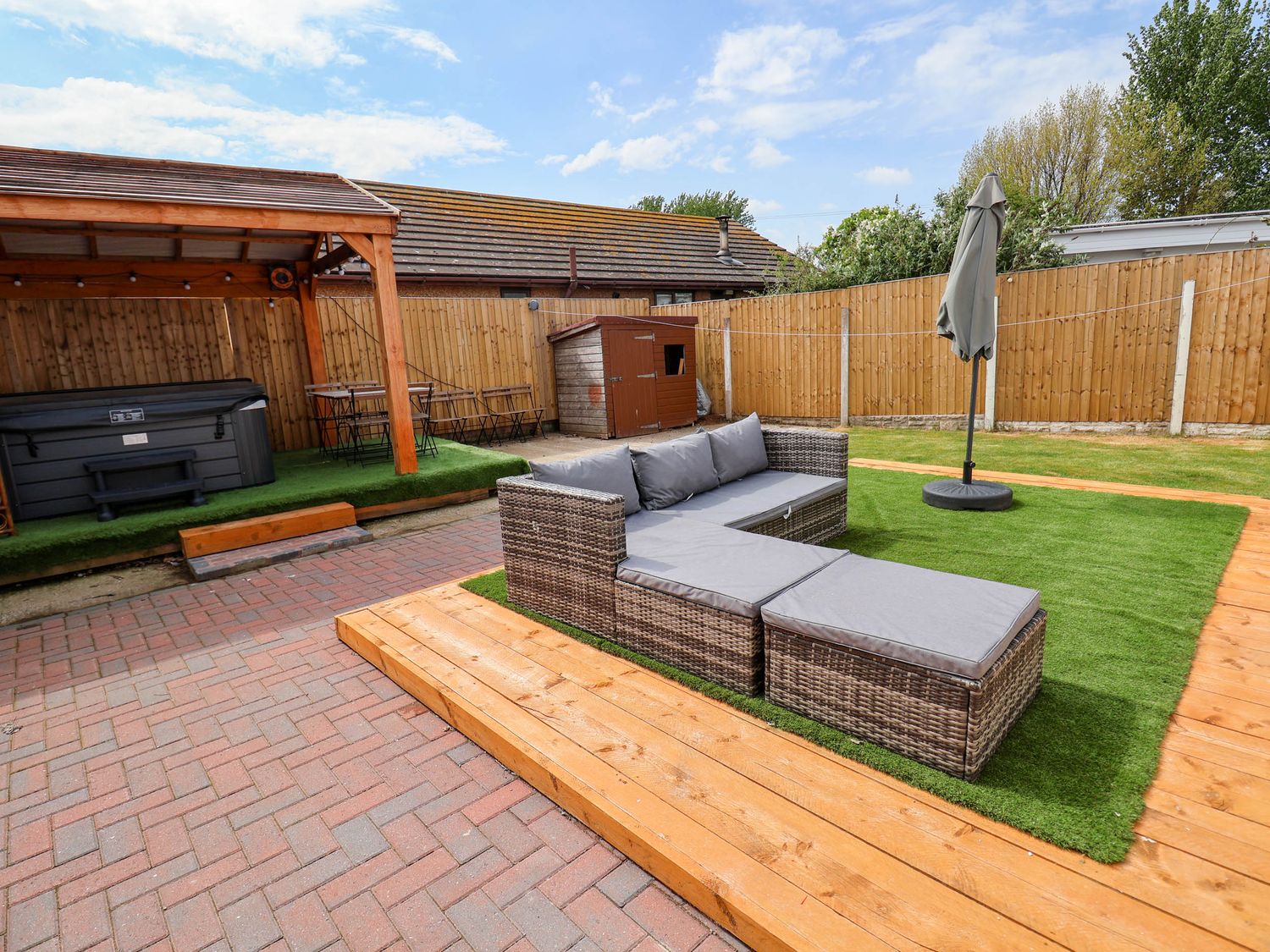 Brimrod, Talacre, Flintshire. Hot tub. Near beach and amenities. Enclosed garden. Three pets allowed