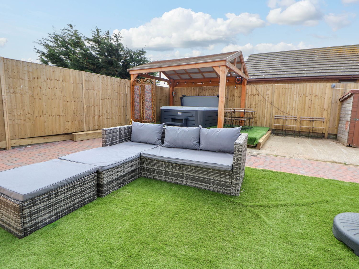 Brimrod, Talacre, Flintshire. Hot tub. Near beach and amenities. Enclosed garden. Three pets allowed
