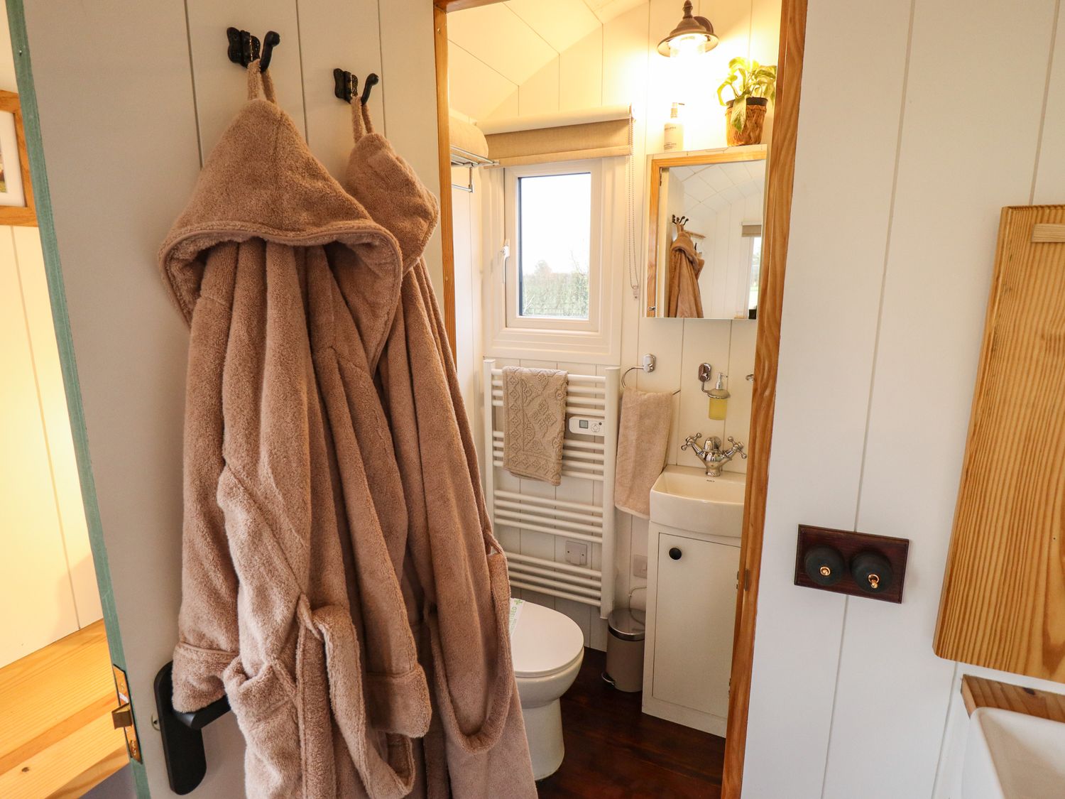 Shepherds Hut - Oak, Lincoln