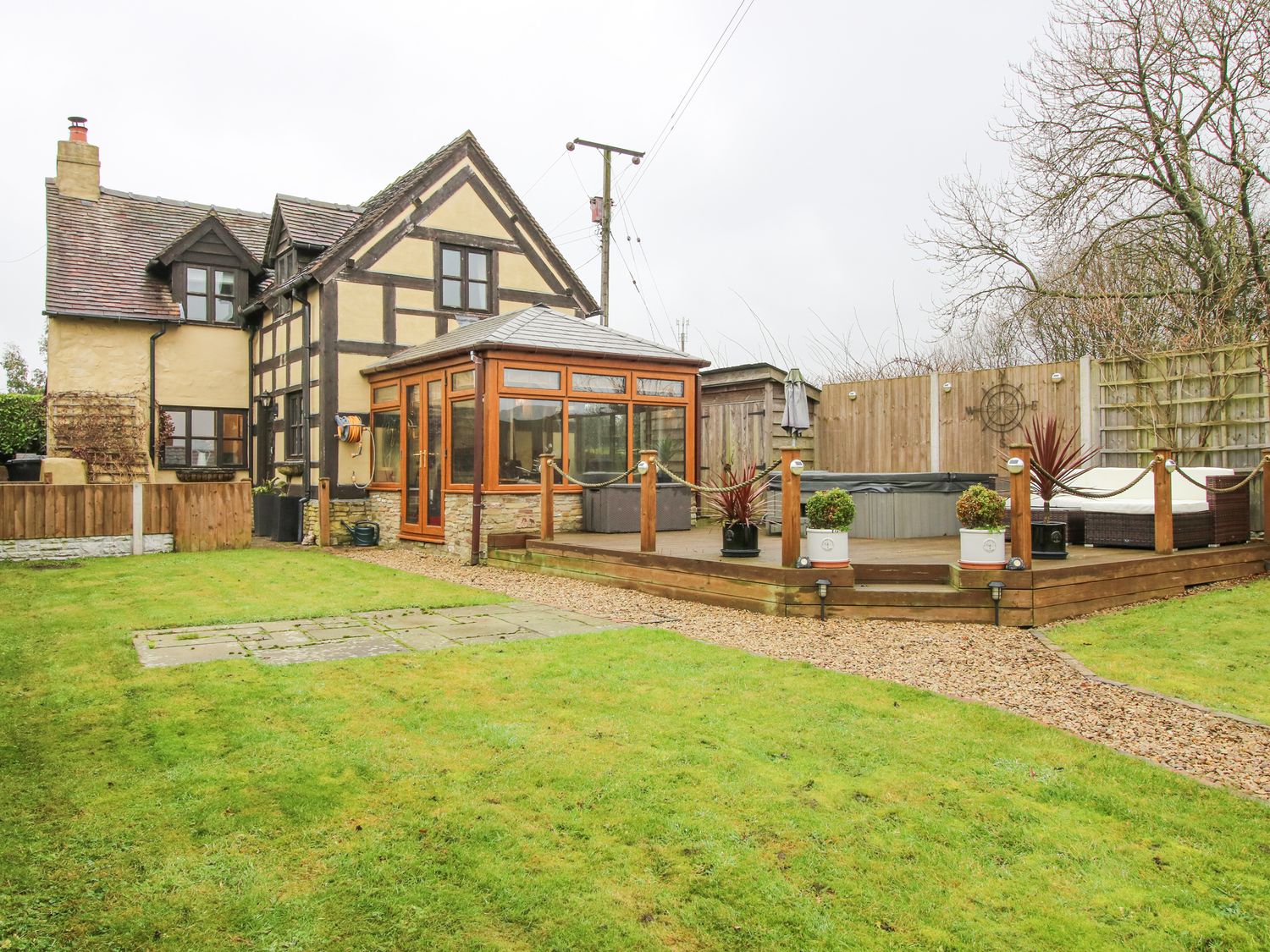 Clandyke Cottage in Clee Hill, Shropshire. Woodburning stove. Hot tub. Off-road parking. Allows pets