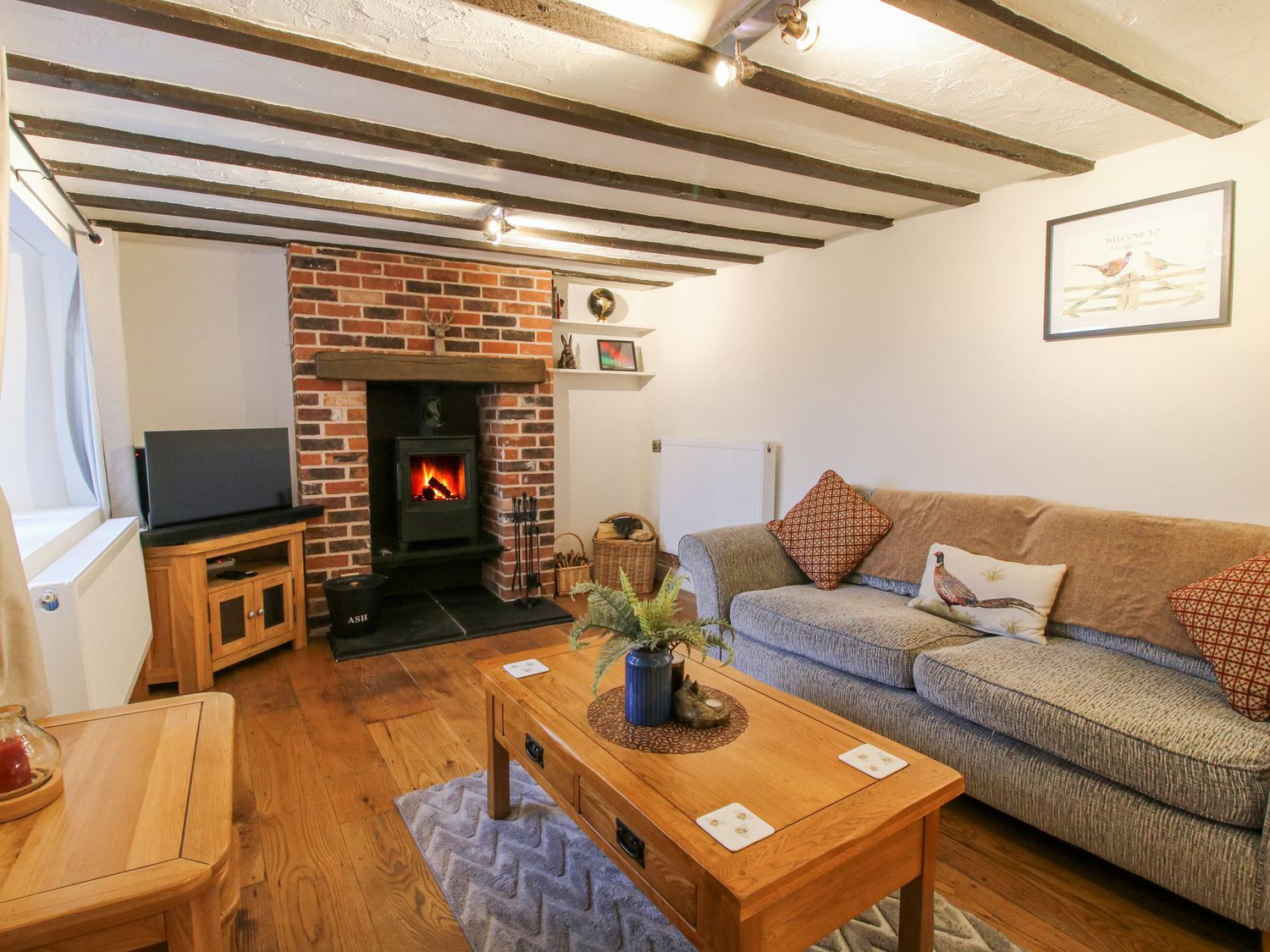 Clandyke Cottage in Clee Hill, Shropshire. Woodburning stove. Hot tub. Off-road parking. Allows pets