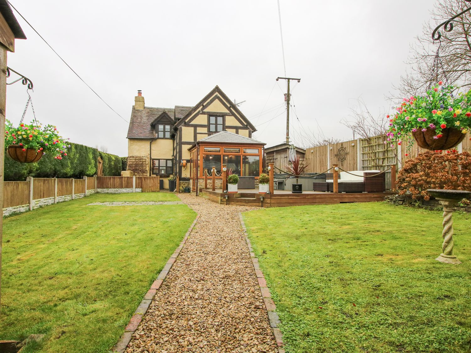 Clandyke Cottage in Clee Hill, Shropshire. Woodburning stove. Hot tub. Off-road parking. Allows pets