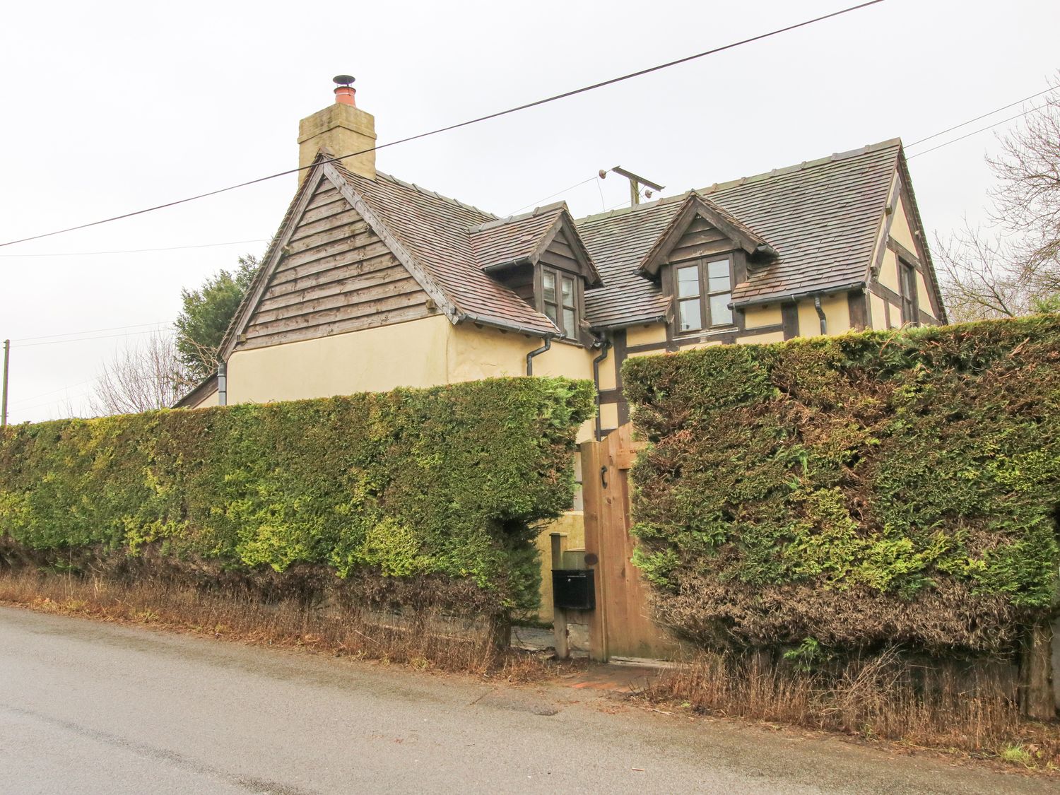 Clandyke Cottage in Clee Hill, Shropshire. Woodburning stove. Hot tub. Off-road parking. Allows pets