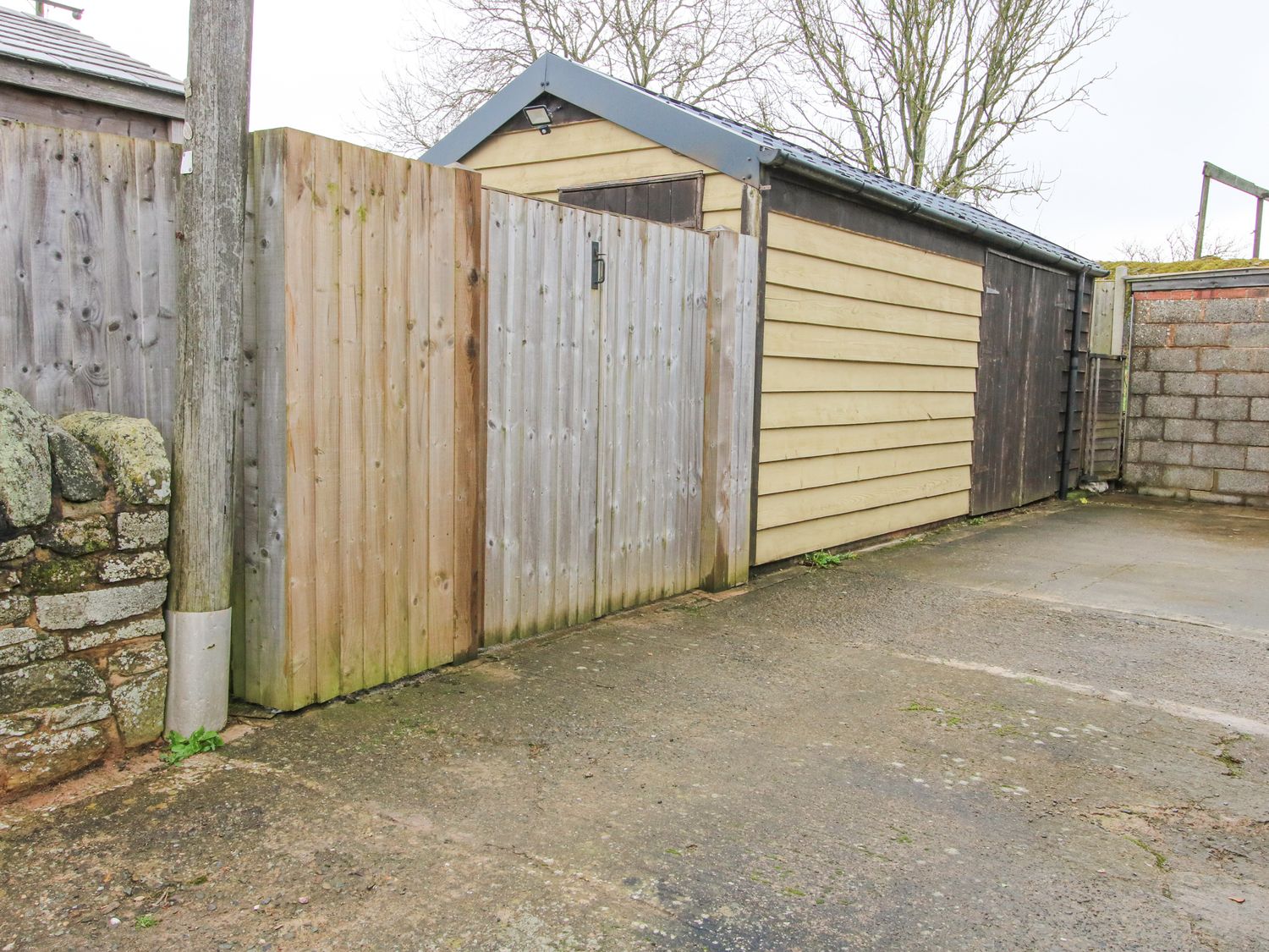 Clandyke Cottage in Clee Hill, Shropshire. Woodburning stove. Hot tub. Off-road parking. Allows pets