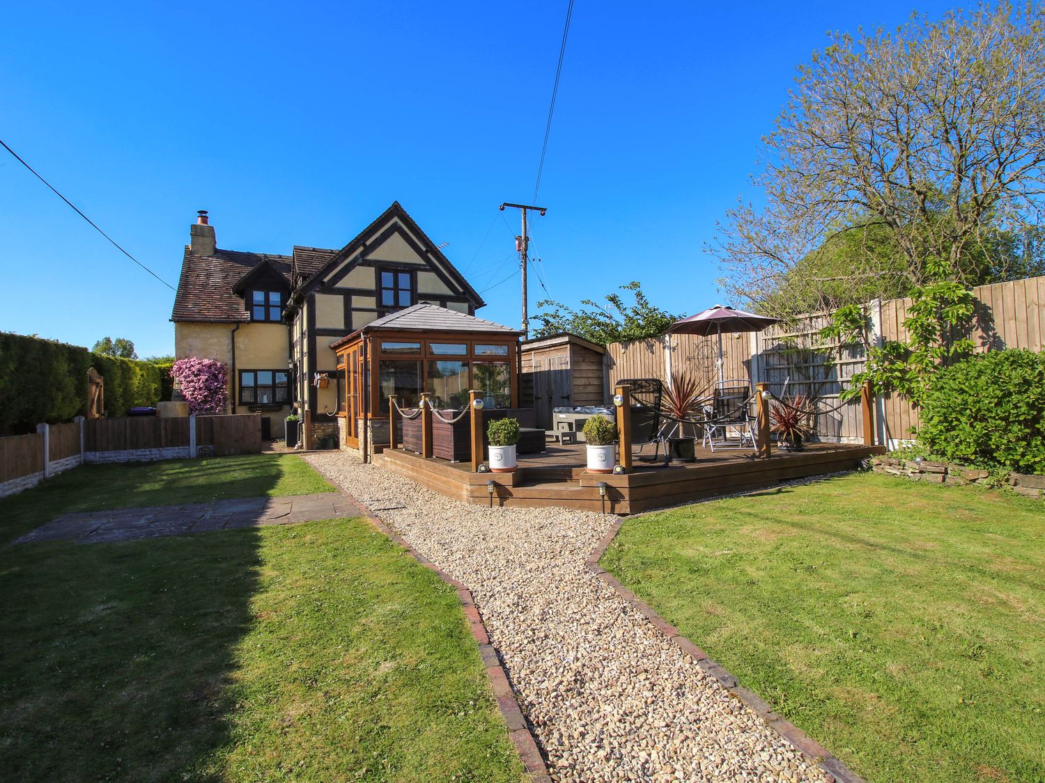 Clandyke Cottage in Clee Hill, Shropshire. Woodburning stove. Hot tub. Off-road parking. Allows pets
