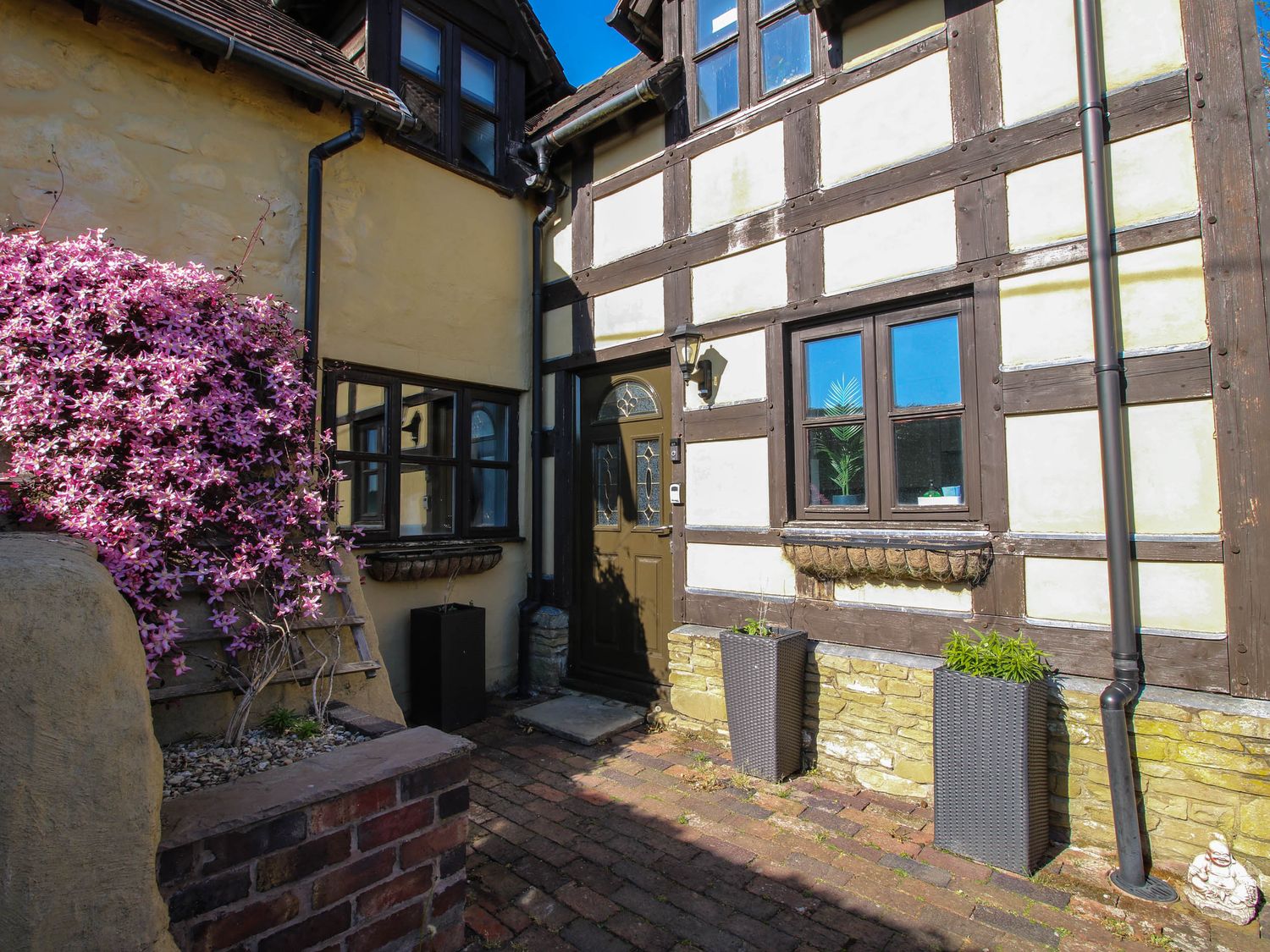 Clandyke Cottage in Clee Hill, Shropshire. Woodburning stove. Hot tub. Off-road parking. Allows pets