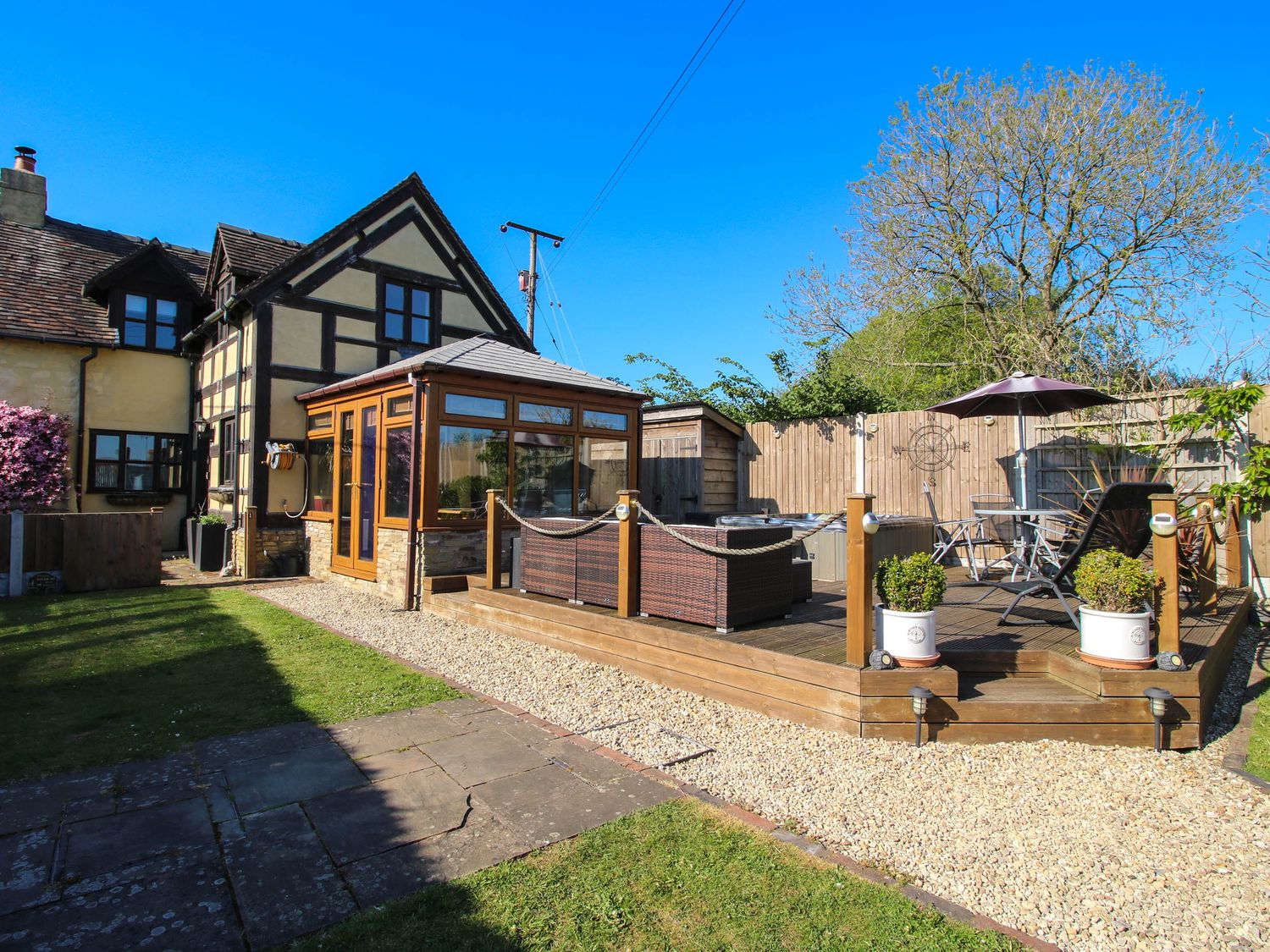 Clandyke Cottage in Clee Hill, Shropshire. Woodburning stove. Hot tub. Off-road parking. Allows pets