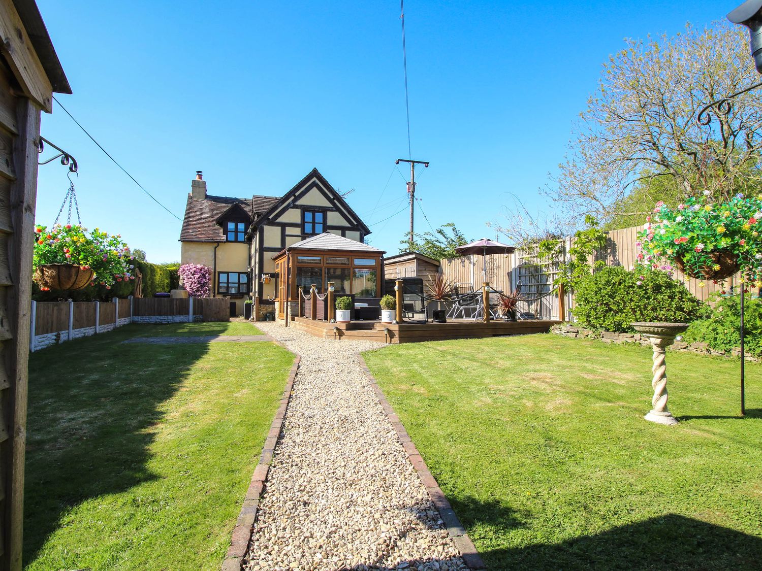 Clandyke Cottage in Clee Hill, Shropshire. Woodburning stove. Hot tub. Off-road parking. Allows pets