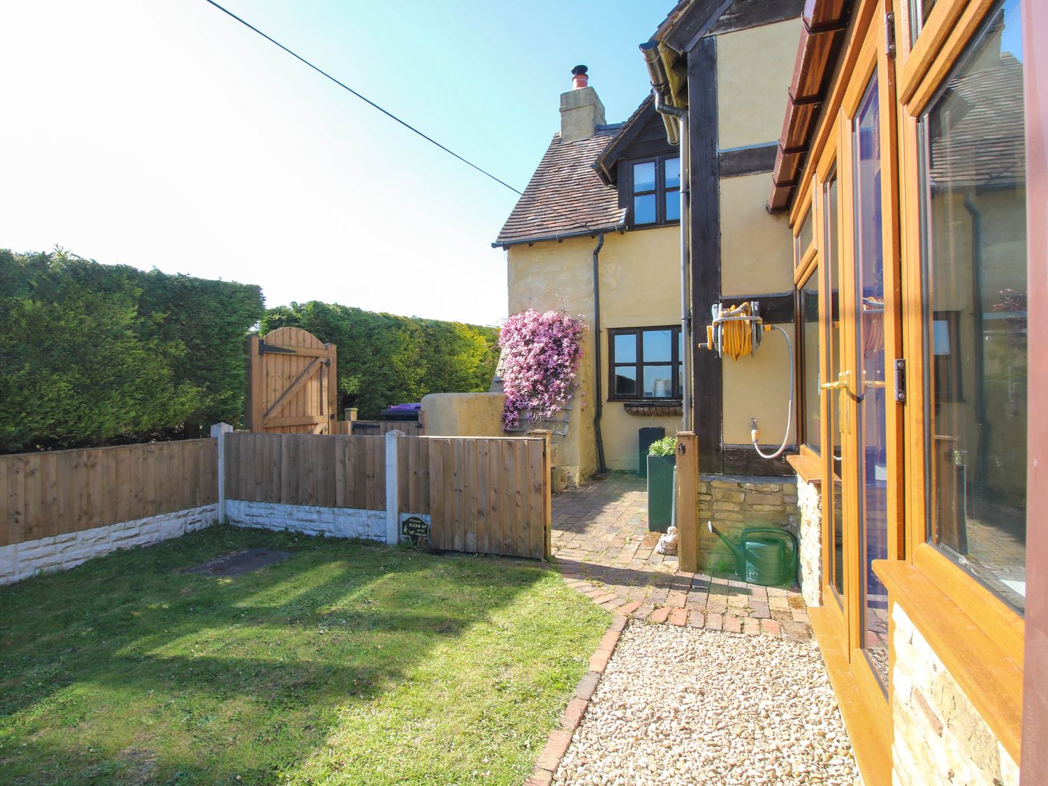 Clandyke Cottage in Clee Hill, Shropshire. Woodburning stove. Hot tub. Off-road parking. Allows pets