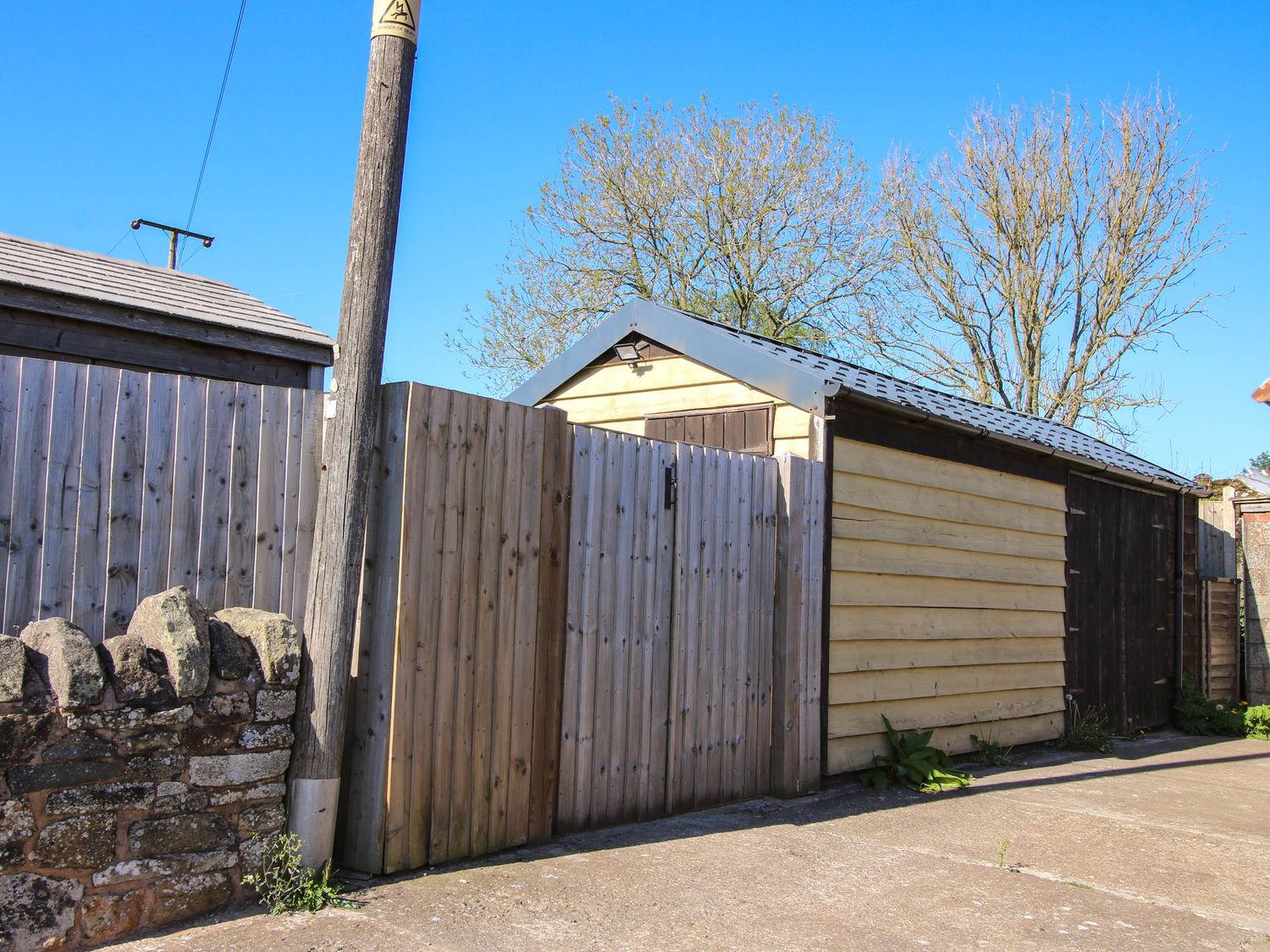 Clandyke Cottage in Clee Hill, Shropshire. Woodburning stove. Hot tub. Off-road parking. Allows pets