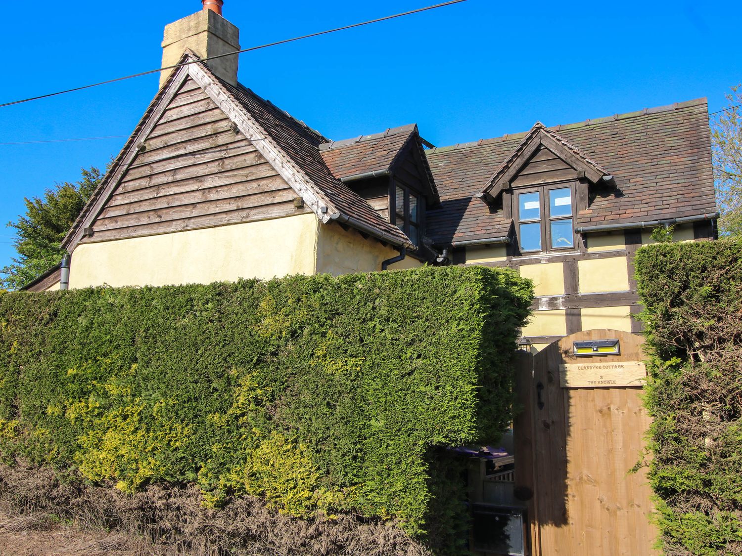 Clandyke Cottage in Clee Hill, Shropshire. Woodburning stove. Hot tub. Off-road parking. Allows pets