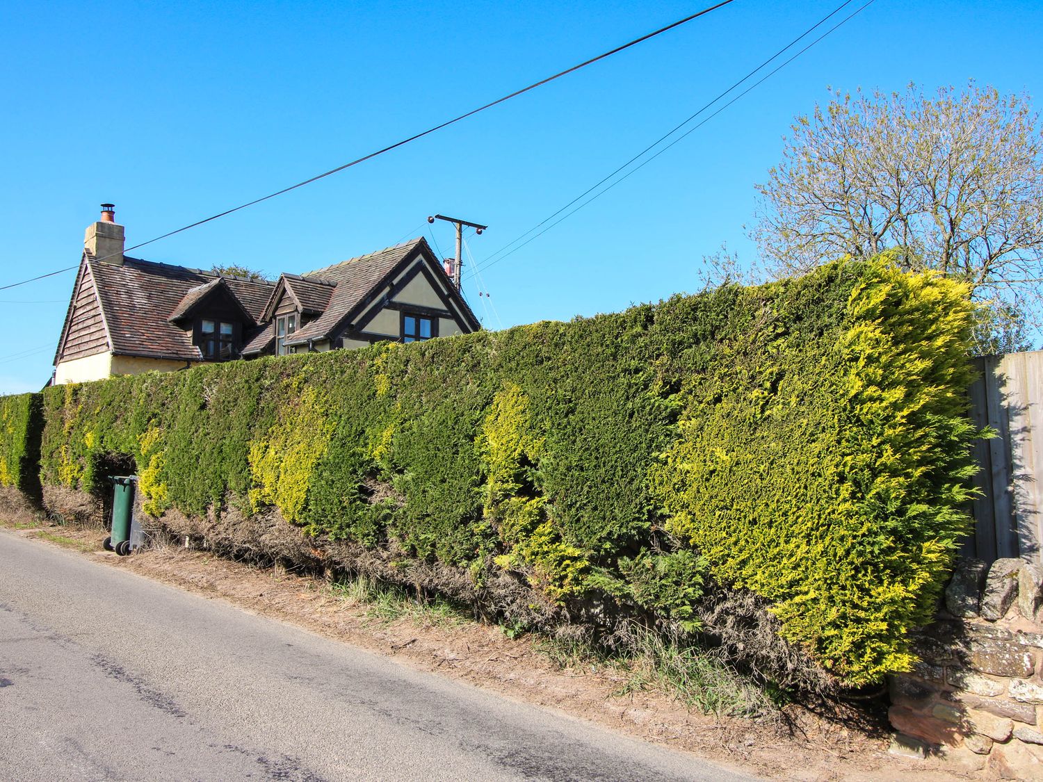 Clandyke Cottage in Clee Hill, Shropshire. Woodburning stove. Hot tub. Off-road parking. Allows pets