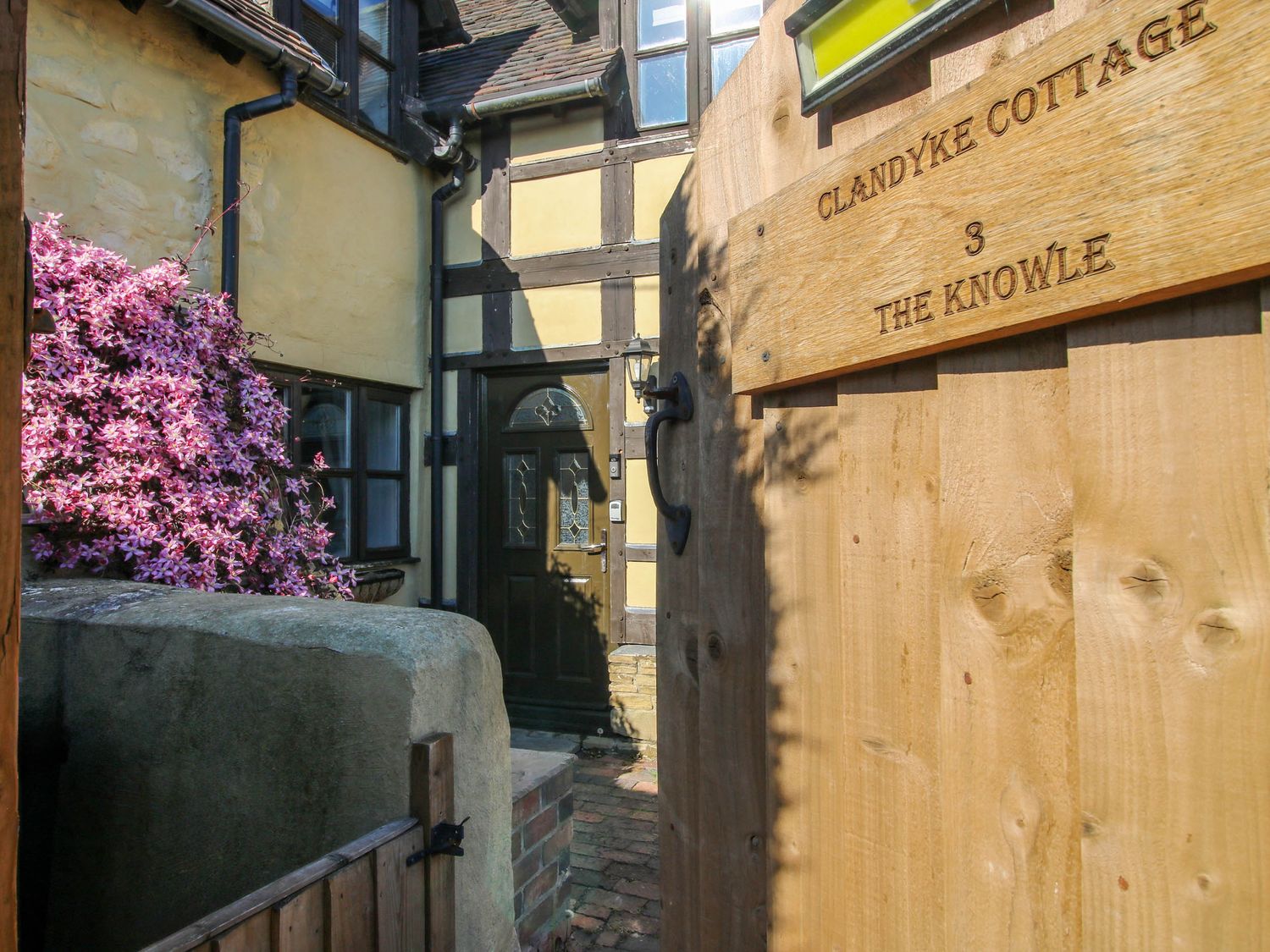 Clandyke Cottage in Clee Hill, Shropshire. Woodburning stove. Hot tub. Off-road parking. Allows pets