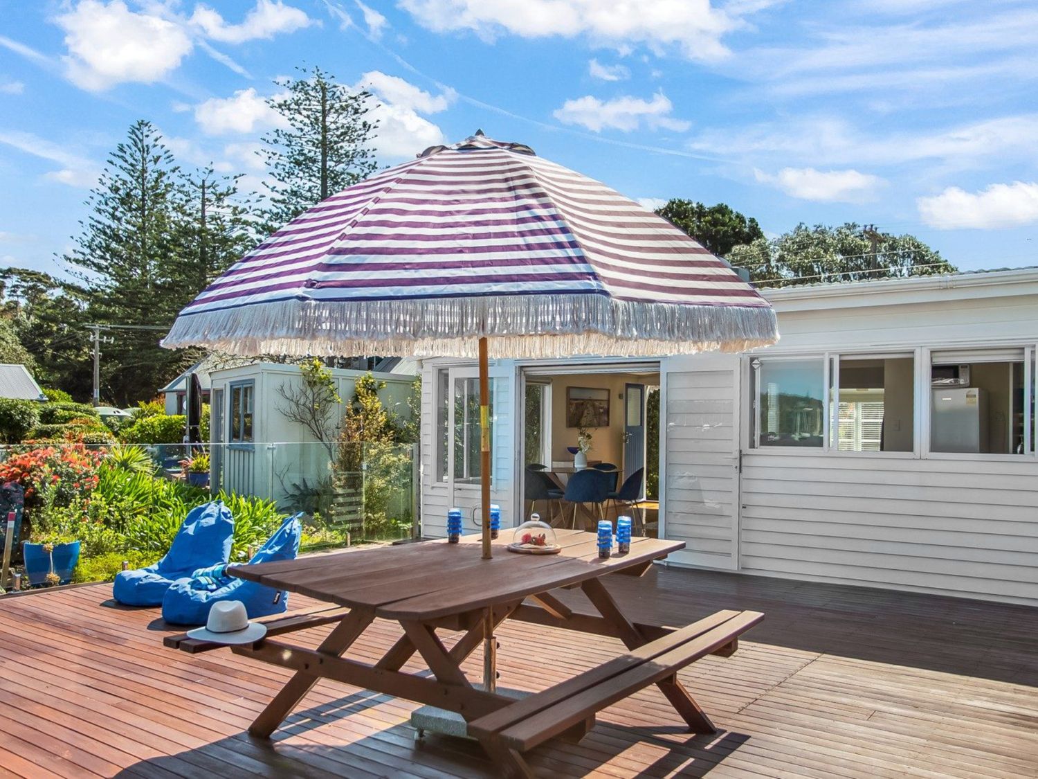 Romantic Waterfront - Russell Holiday Home                     photo 2