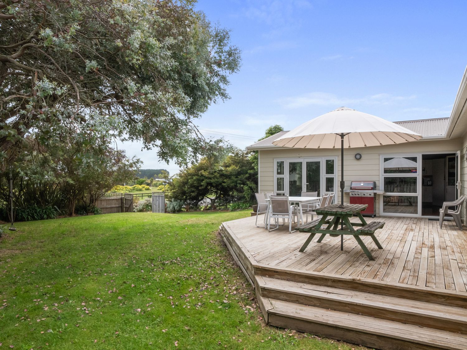 Coastal Family Escape - Waitarere Beach Retreat                     photo 2