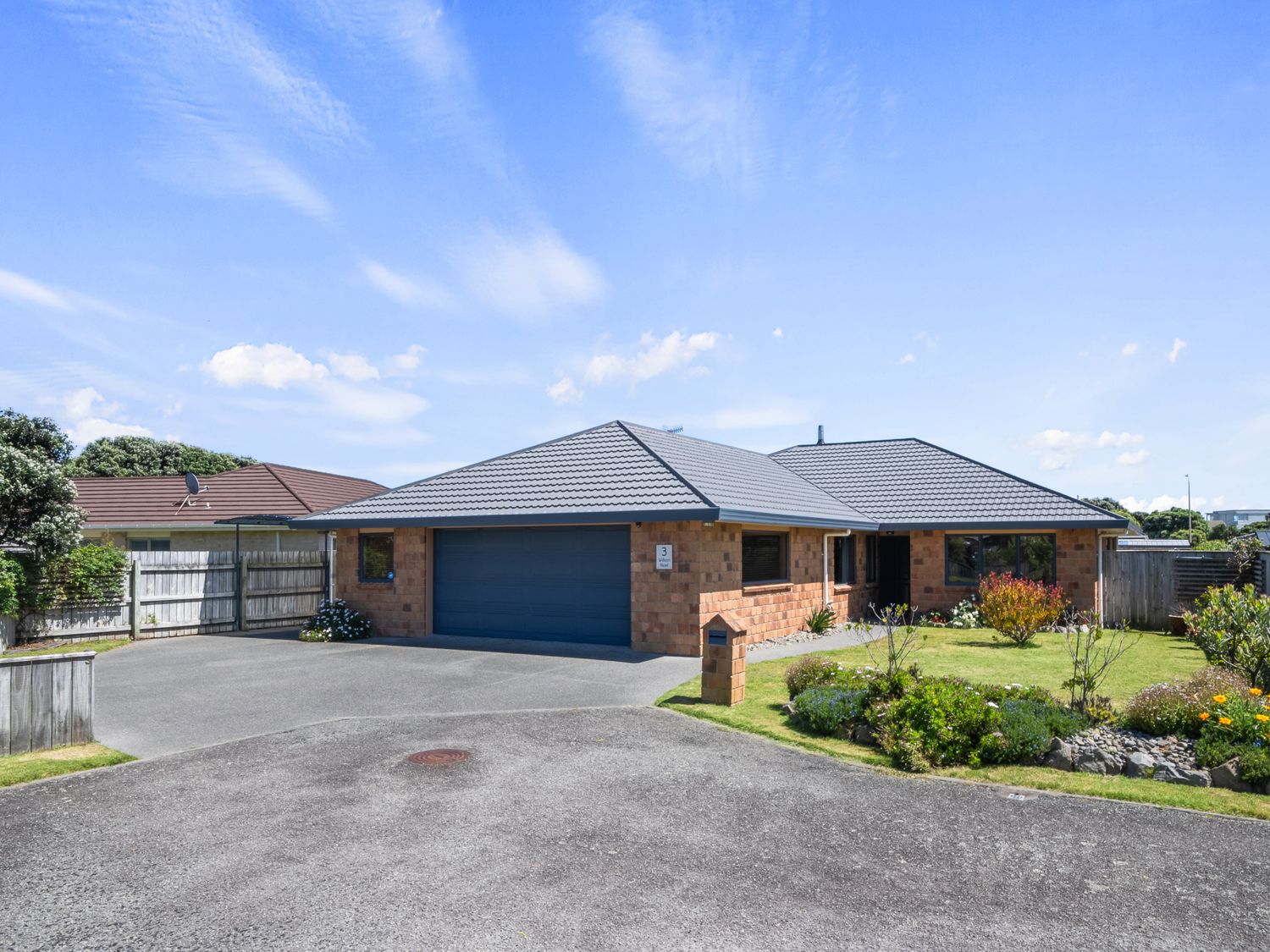 Spa and Sands - Waikanae Beach Holiday Home                     photo 2