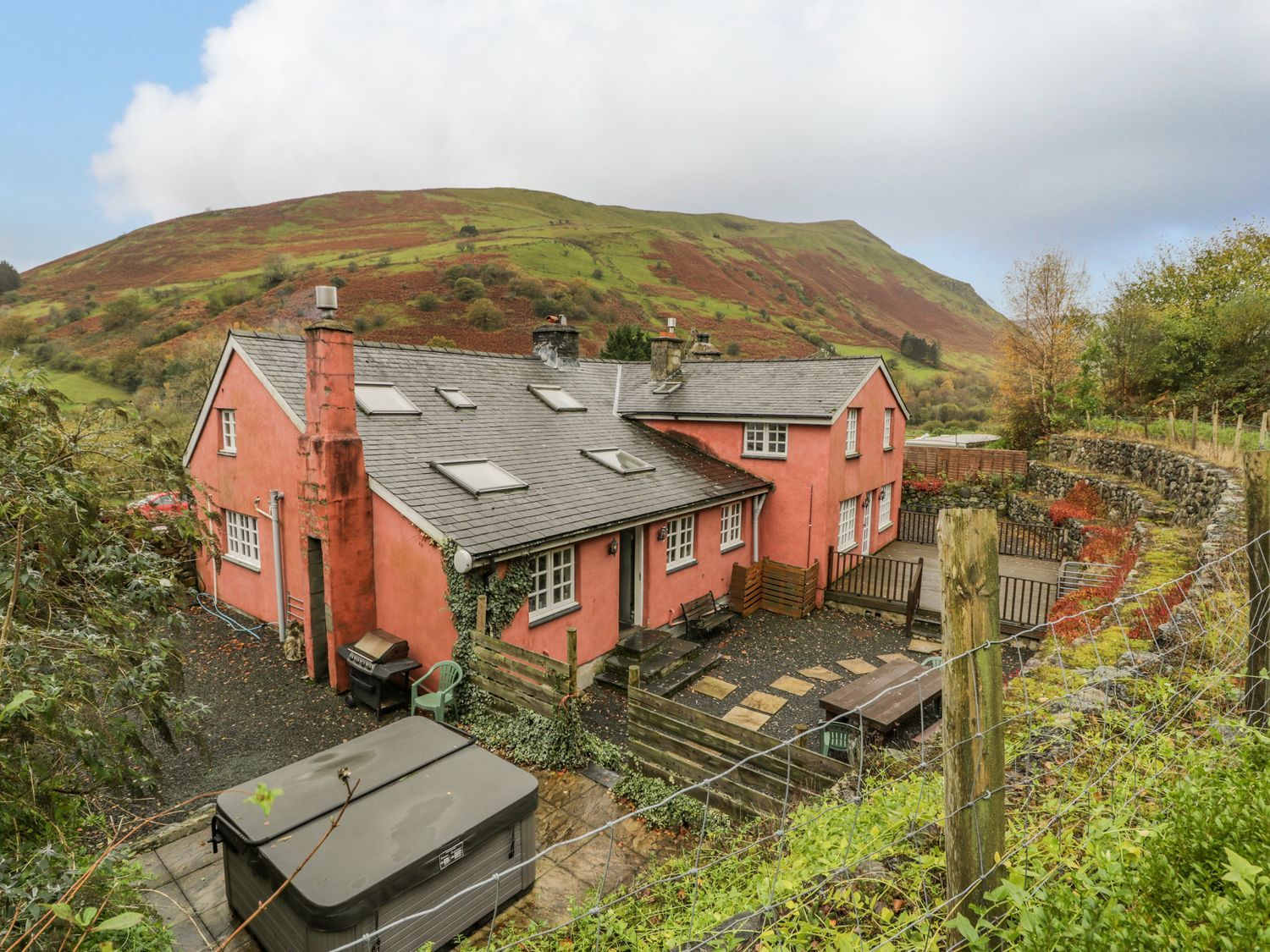 Ysgubor, Dinas Mawddwy, Gwynedd. Eryri (Snowdonia) National Park. Farmhouse with games room, hot tub