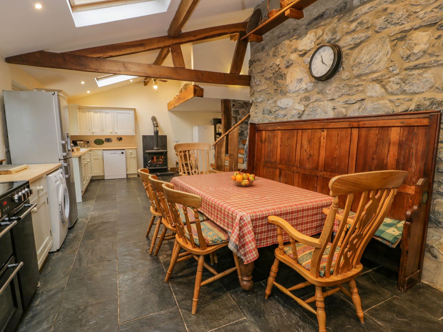 Ysgubor, Dinas Mawddwy, Gwynedd. Eryri (Snowdonia) National Park. Farmhouse with games room, hot tub