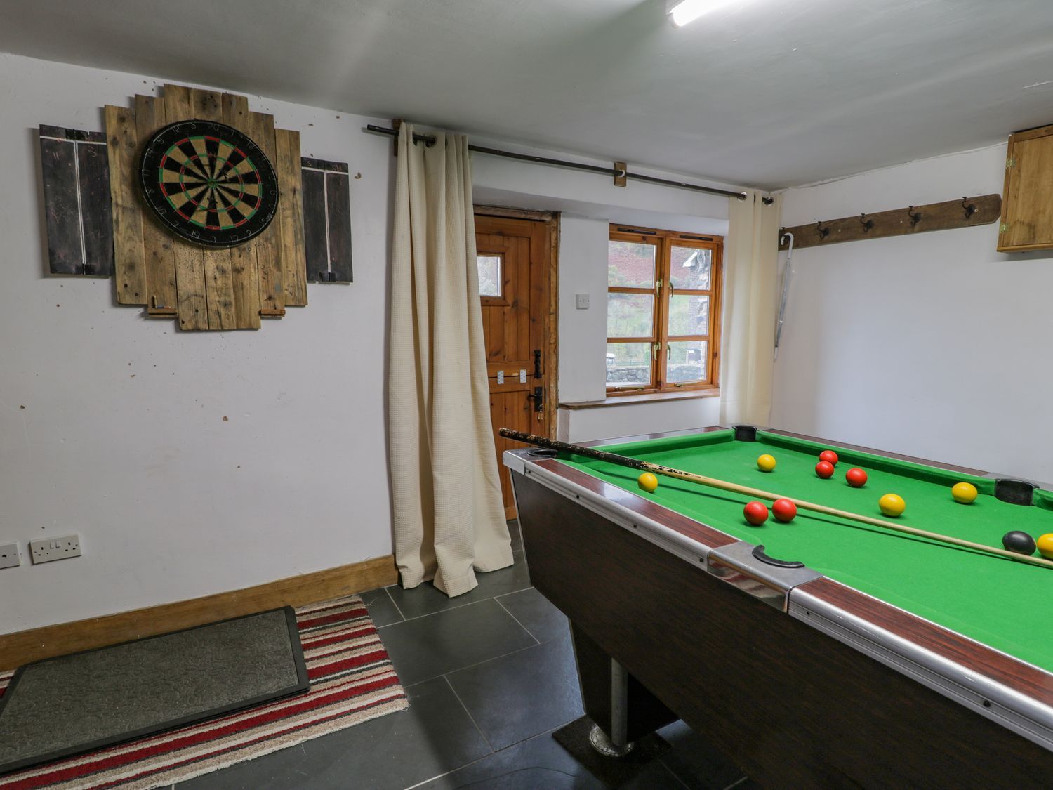 Ysgubor, Dinas Mawddwy, Gwynedd. Eryri (Snowdonia) National Park. Farmhouse with games room, hot tub