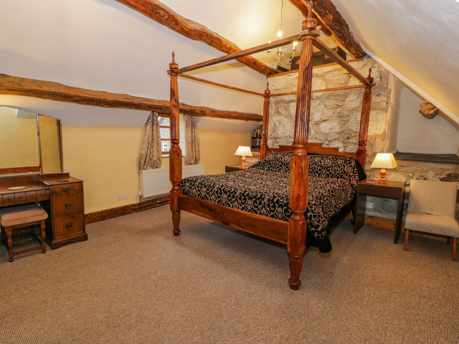 Ysgubor, Dinas Mawddwy, Gwynedd. Eryri (Snowdonia) National Park. Farmhouse with games room, hot tub