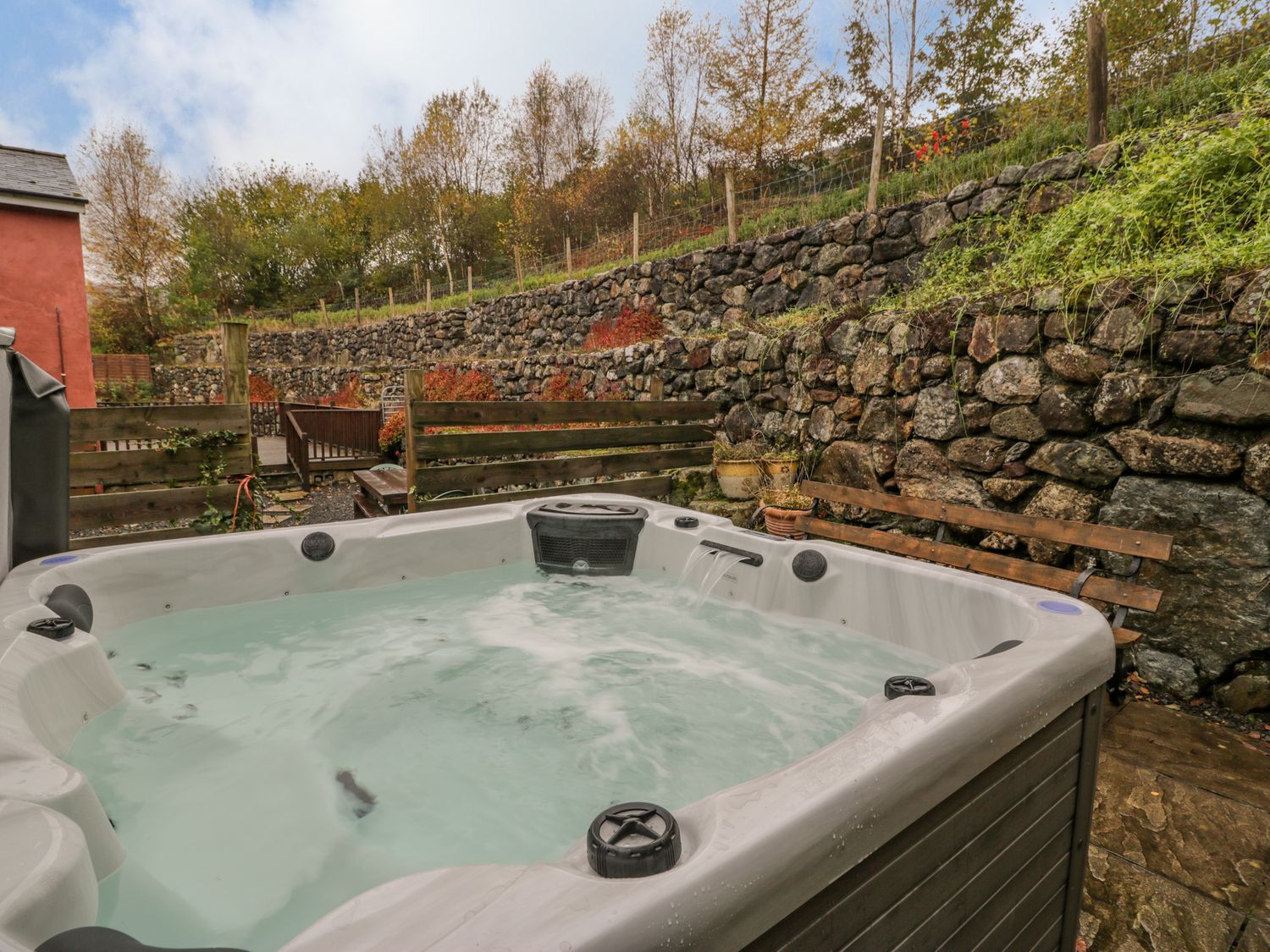 Ysgubor, Dinas Mawddwy, Gwynedd. Eryri (Snowdonia) National Park. Farmhouse with games room, hot tub