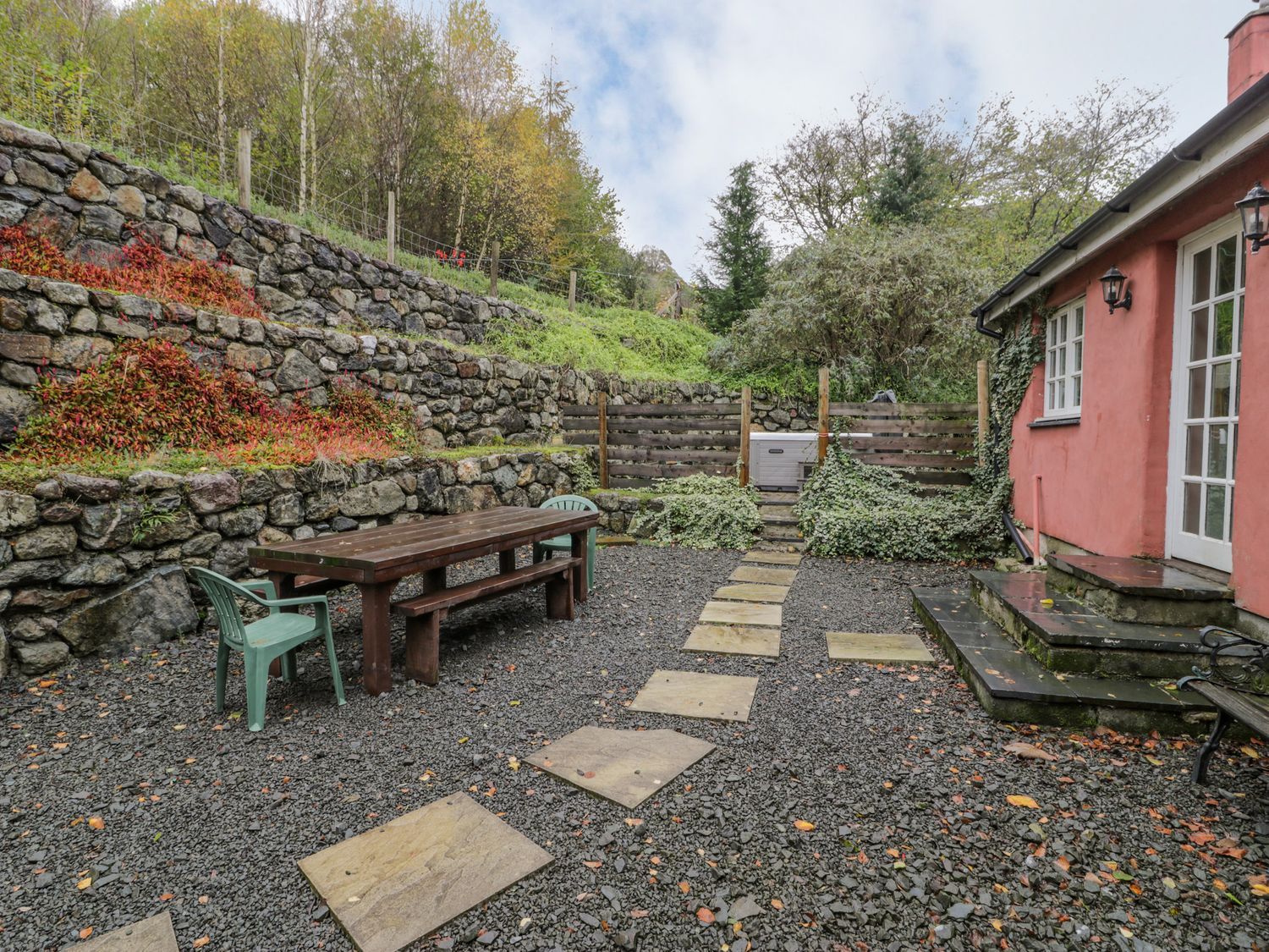 Ysgubor, Dinas Mawddwy, Gwynedd. Eryri (Snowdonia) National Park. Farmhouse with games room, hot tub