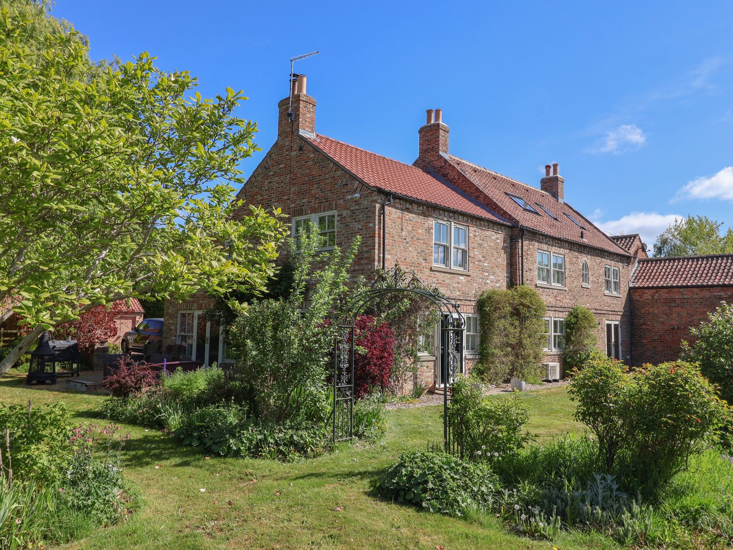 Providence Farmhouse, Easingwold, North Yorkshire. Hot tub. Woodburning stove. Near river. Smart TV.