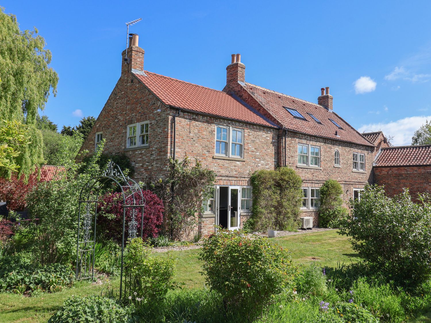 Providence Farmhouse, Easingwold, North Yorkshire. Hot tub. Woodburning stove. Near river. Smart TV.