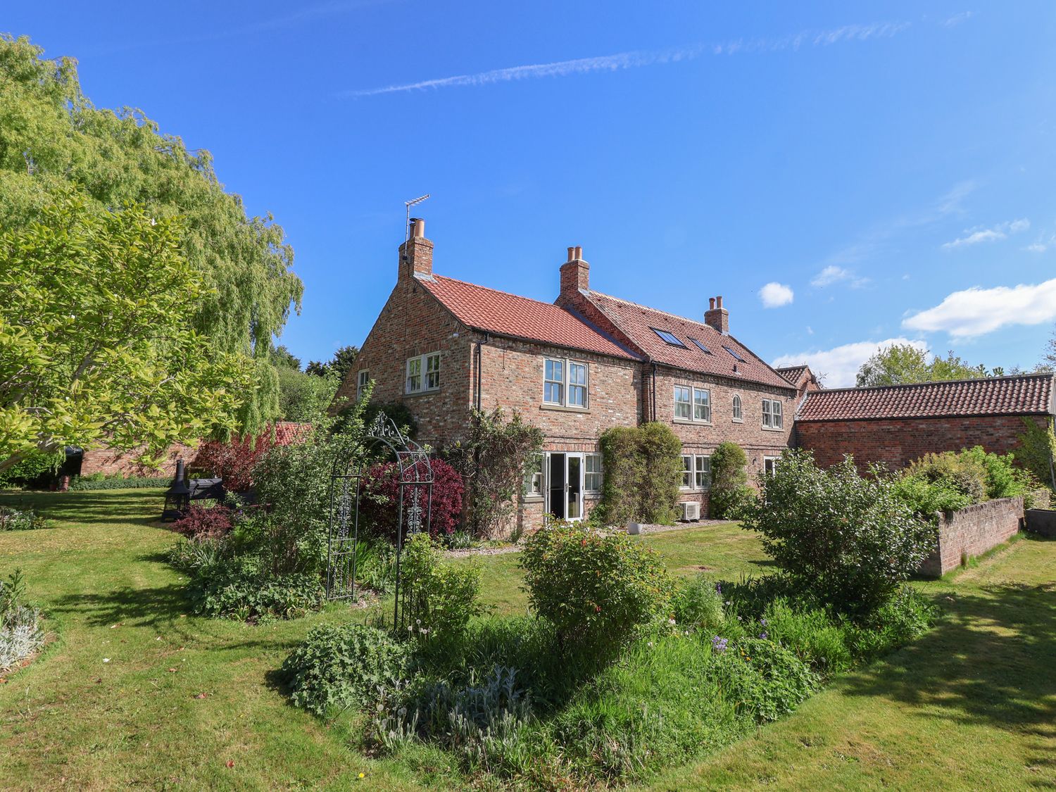 Providence Farmhouse, Easingwold, North Yorkshire. Hot tub. Woodburning stove. Near river. Smart TV.